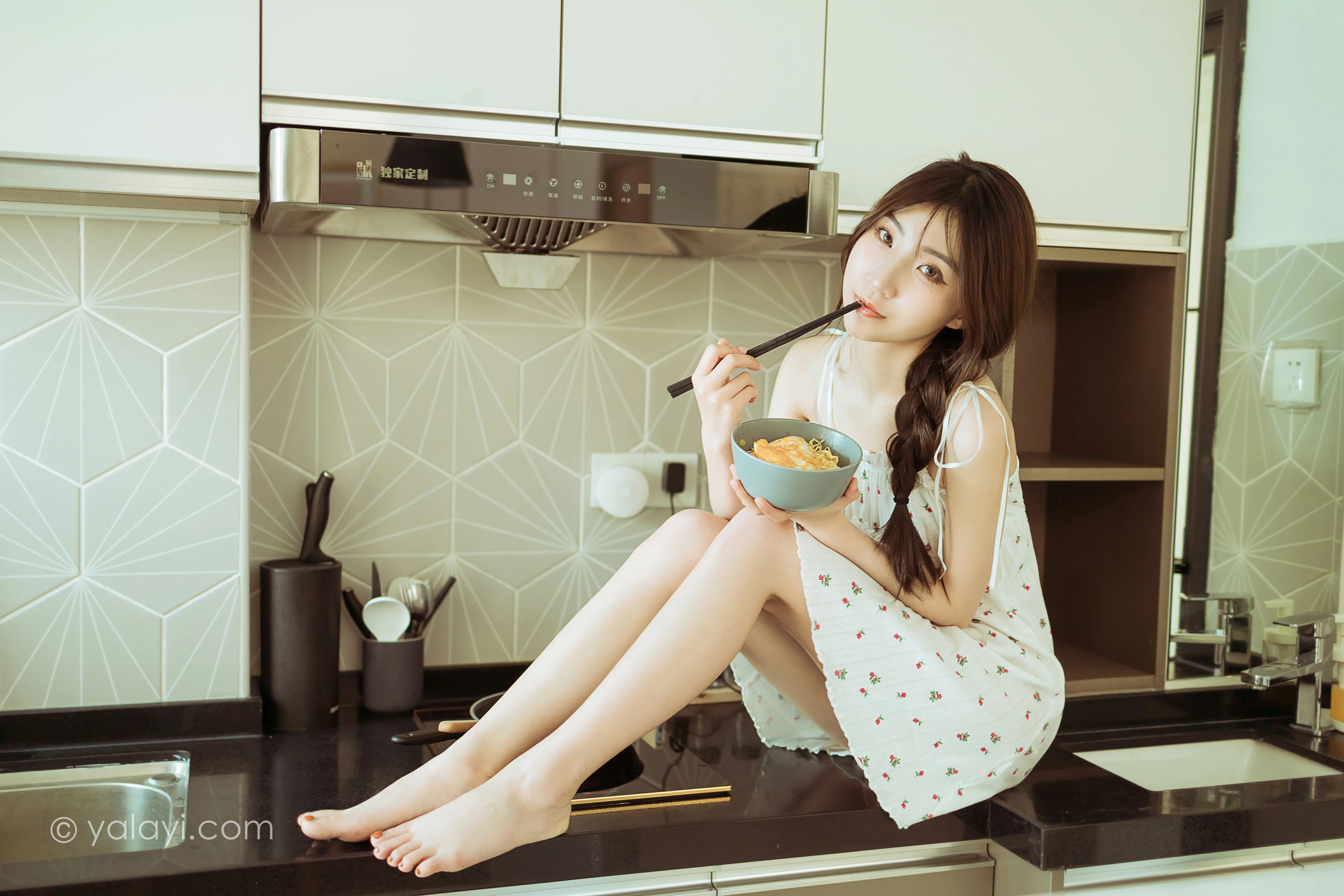 [YALAYI雅拉伊]NO.805 餐蛋面 小乔 白色吊带连衣裙居家清纯写真集第12张
