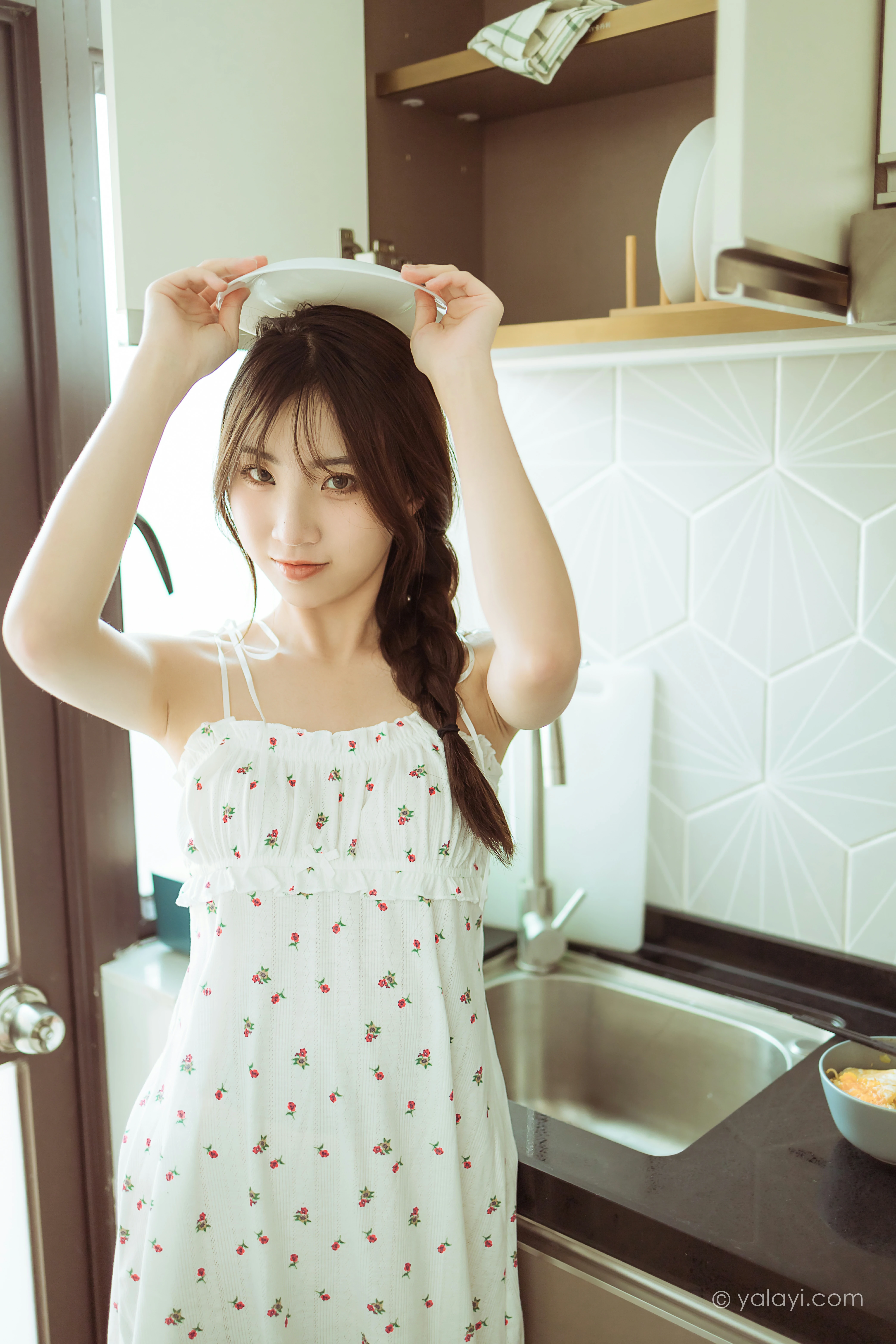 [YALAYI雅拉伊]NO.805 餐蛋面 小乔 白色吊带连衣裙居家清纯写真集第13张