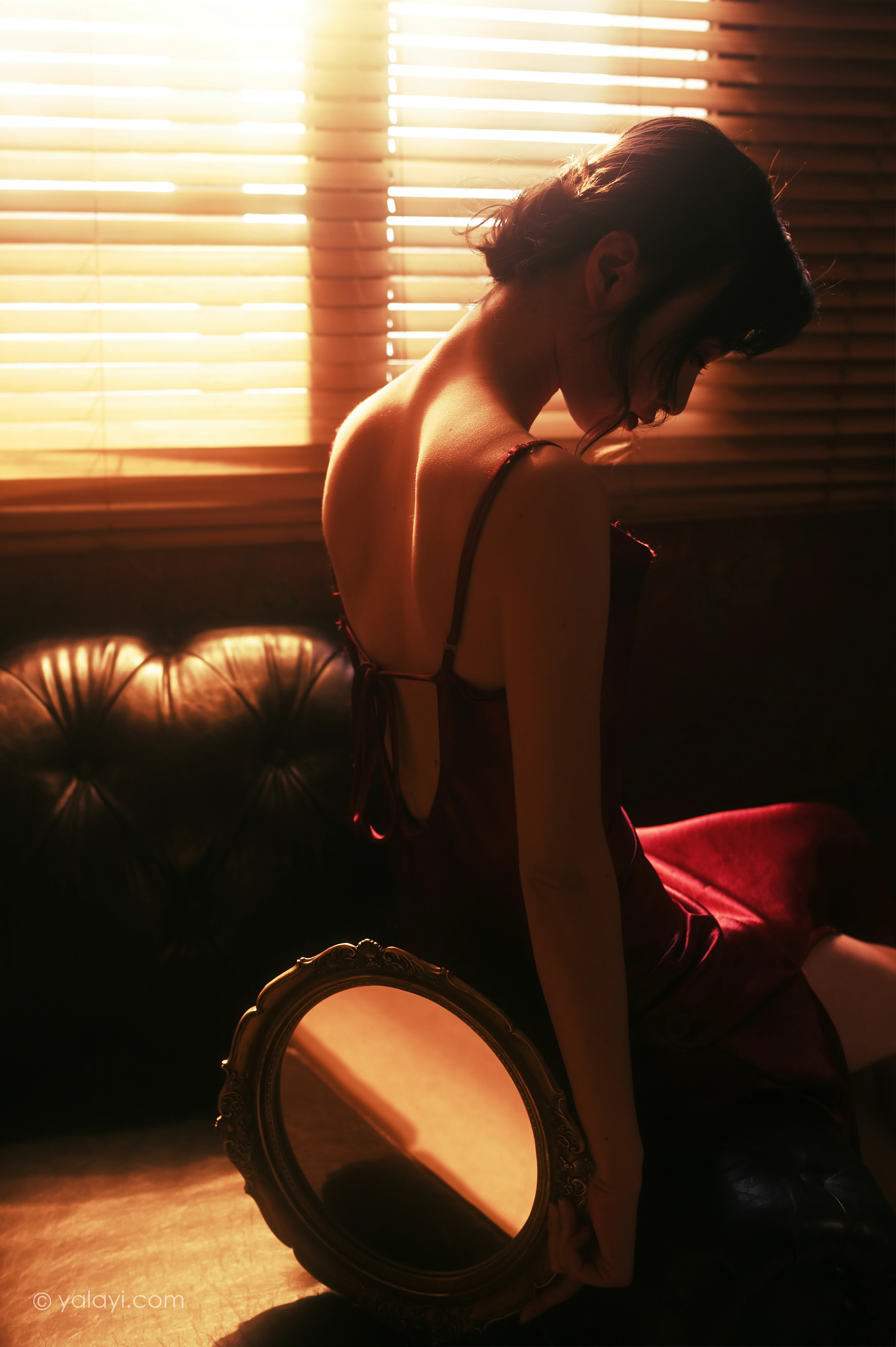 [YALAYI雅拉伊]NO.794 在窗边 京京 红色吊带裸背连衣裙居家性感写真集第3张