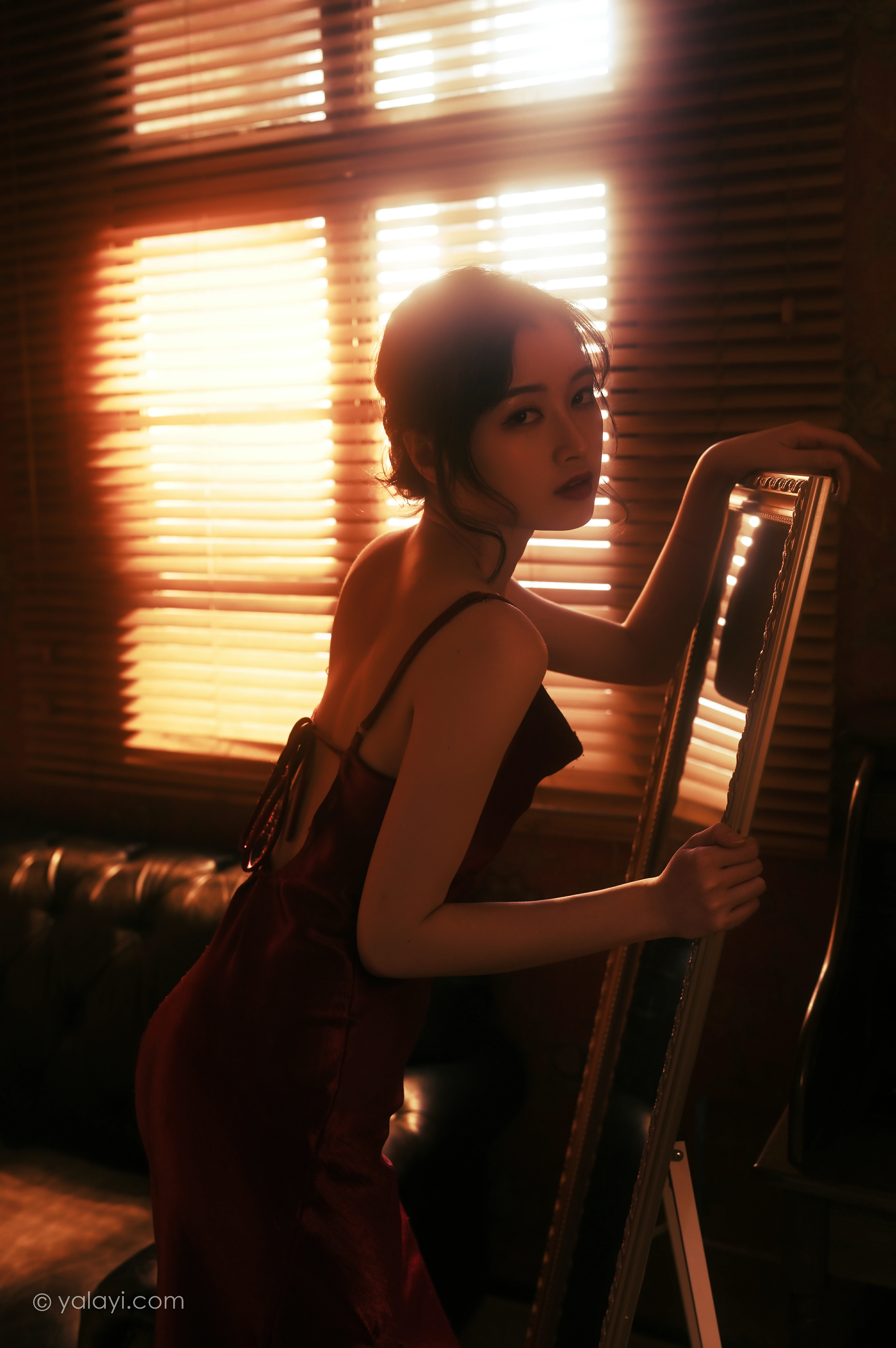 [YALAYI雅拉伊]NO.794 在窗边 京京 红色吊带裸背连衣裙居家性感写真集第5张