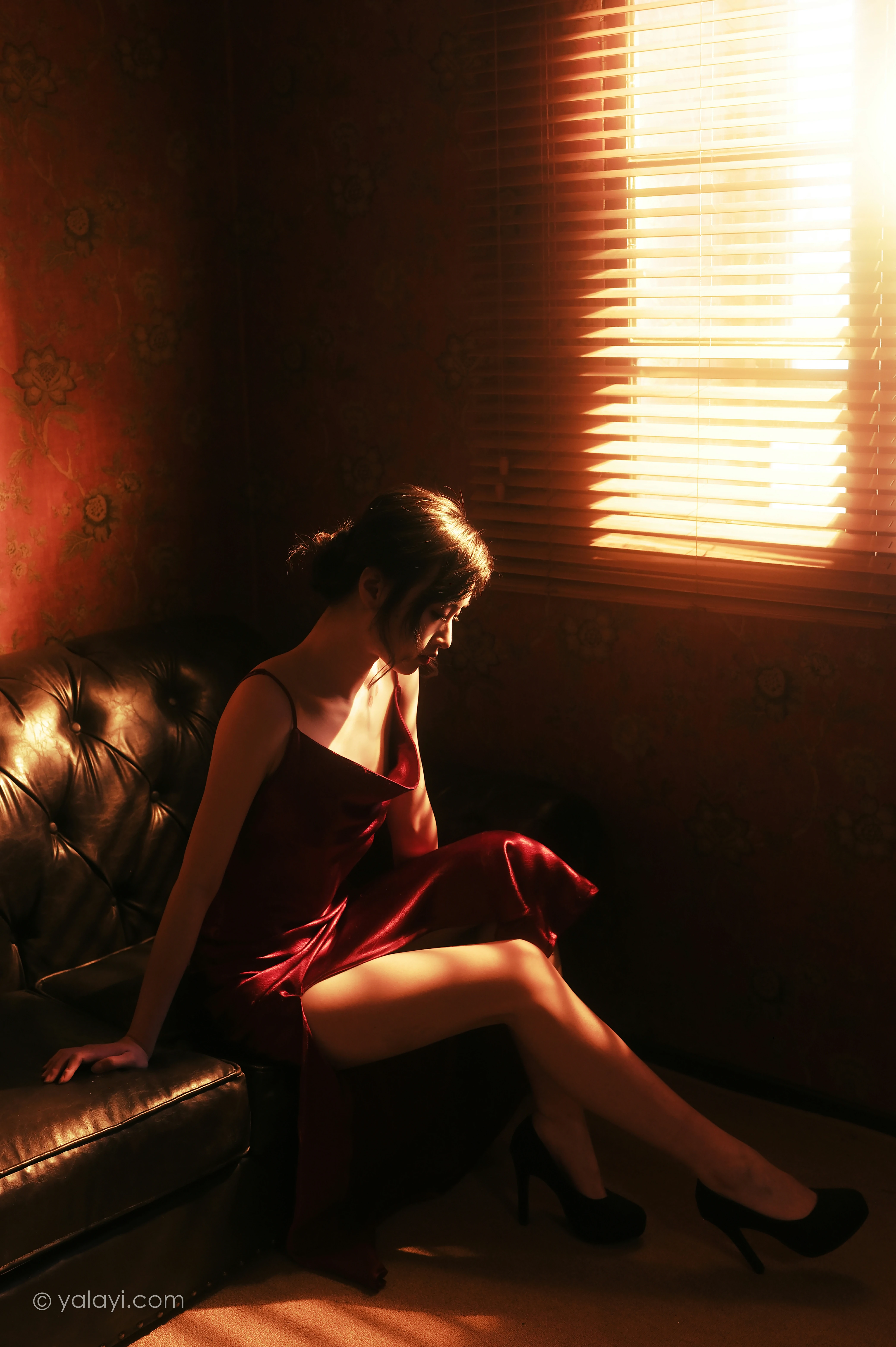 [YALAYI雅拉伊]NO.794 在窗边 京京 红色吊带裸背连衣裙居家性感写真集第8张
