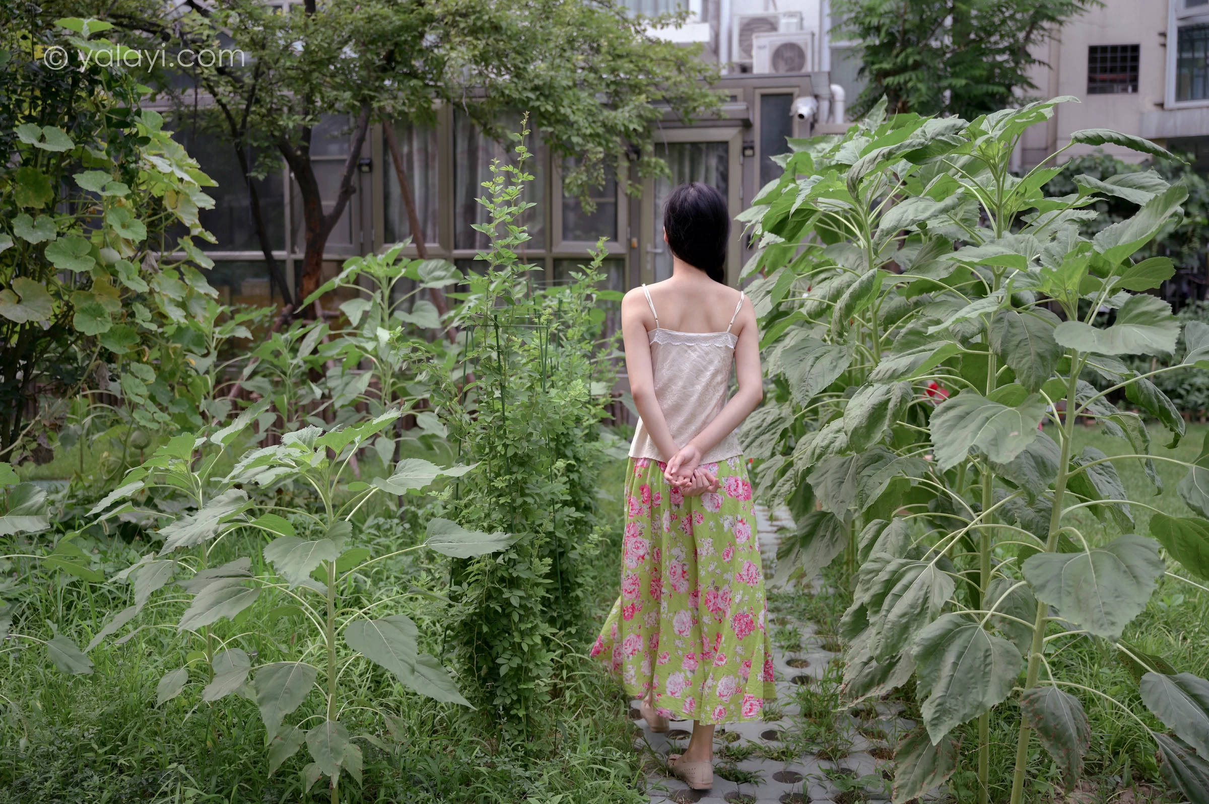 [YALAYI雅拉伊]NO.682 《孤芳不自赏》 方岚 白色蕾丝小背心加碎花短裙私房写真集第3张