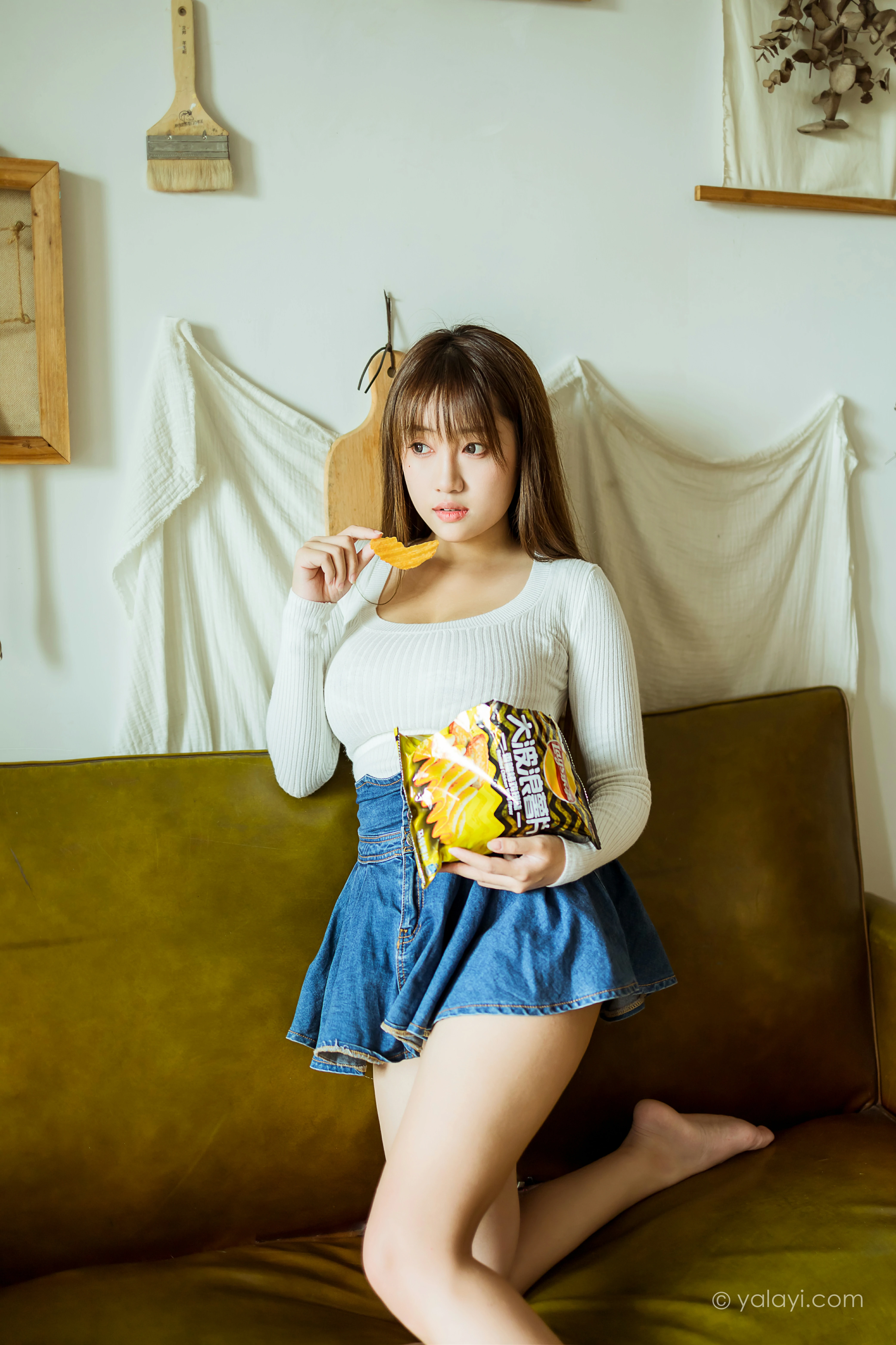 [YALAYI雅拉伊]NO.795 宅女日常 虞艺 白色毛衣加牛仔短裙性感私房写真集第8张