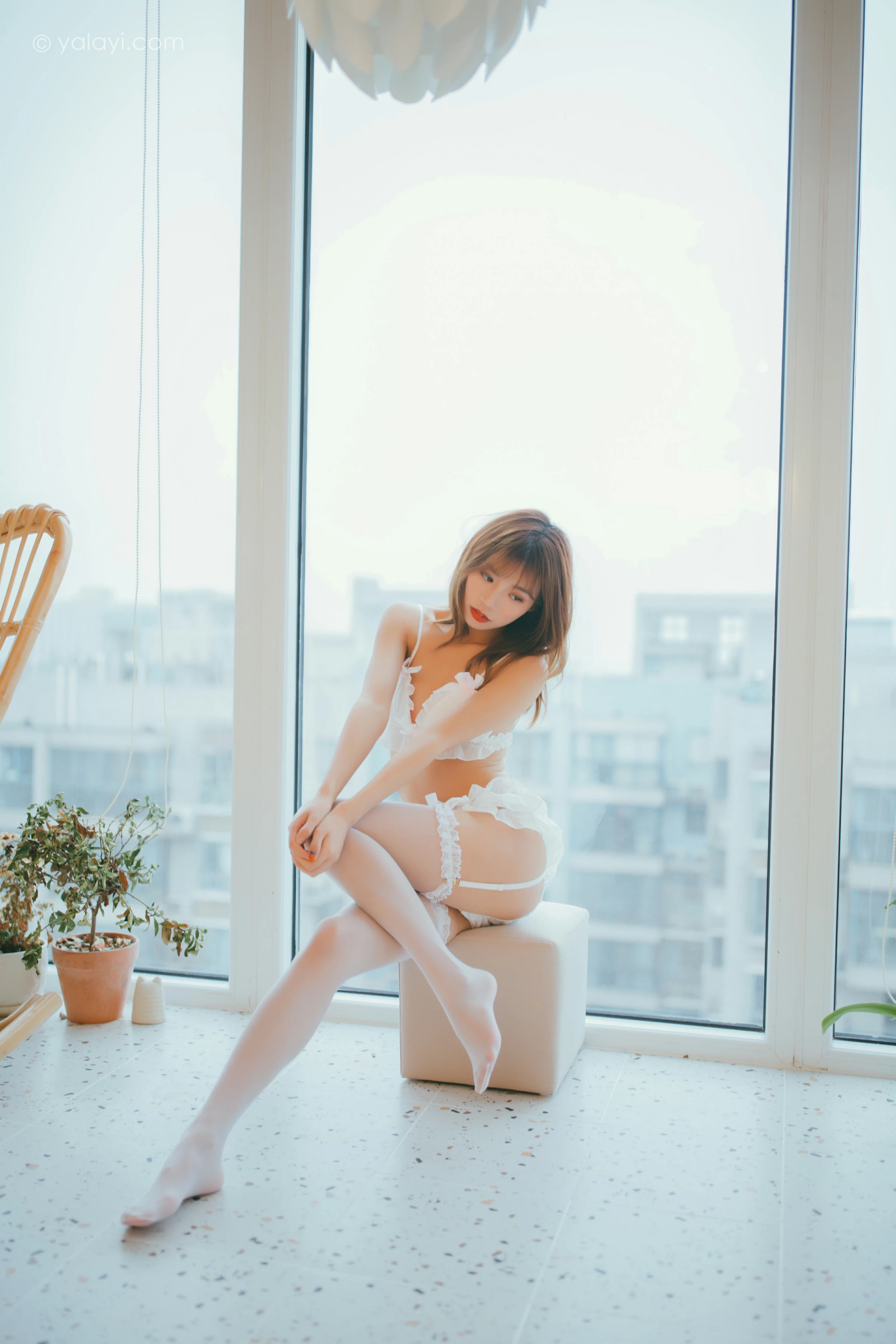 [YALAYI雅拉伊]NO.717 《心悸》 丽雅 白色情趣内衣与短裙加白色丝袜美腿性感私房写真集第12张