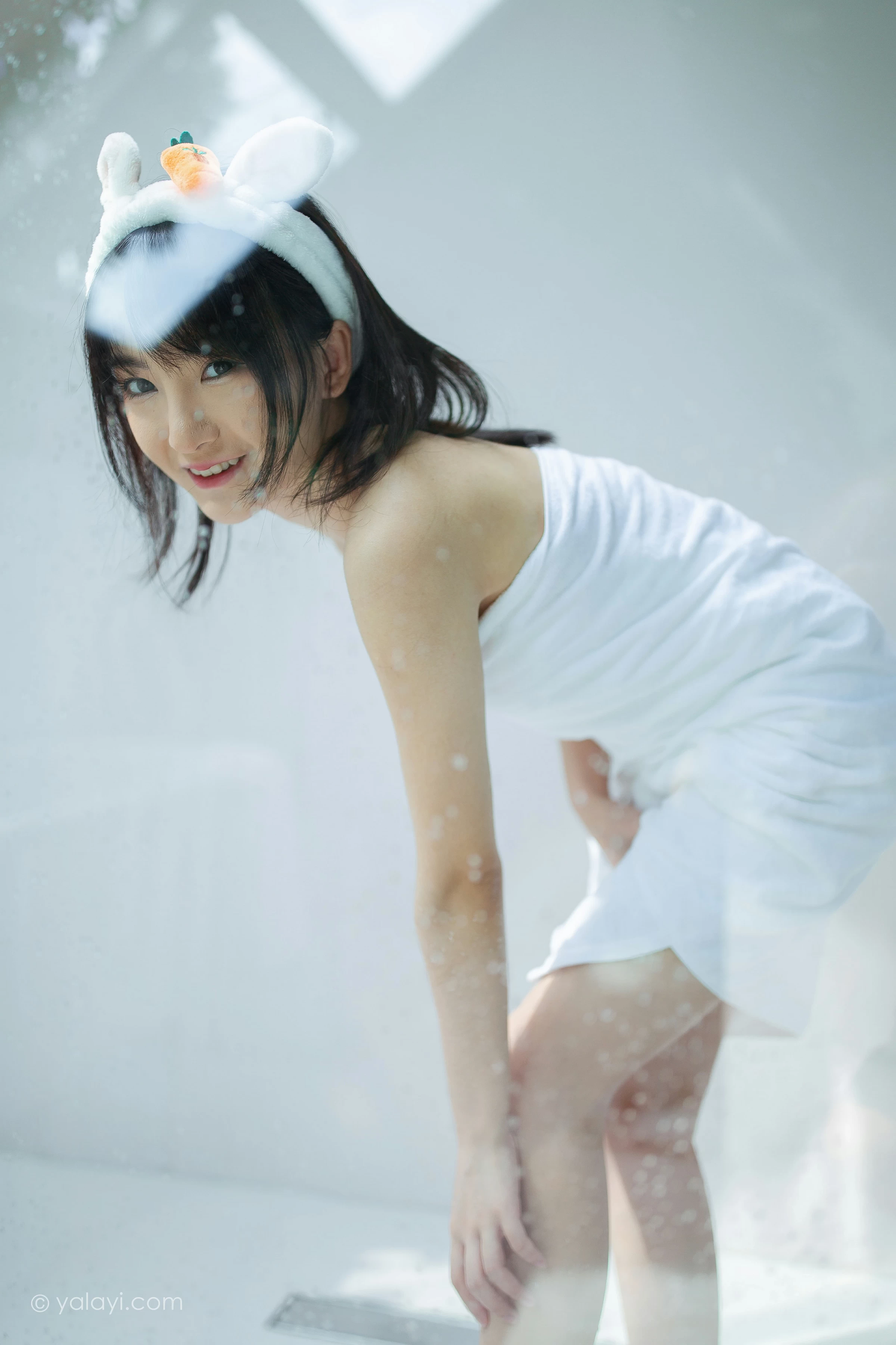 [YALAYI雅拉伊]NO.684 《清凉一夏》 落落 白色浴袍性感私房写真集第2张