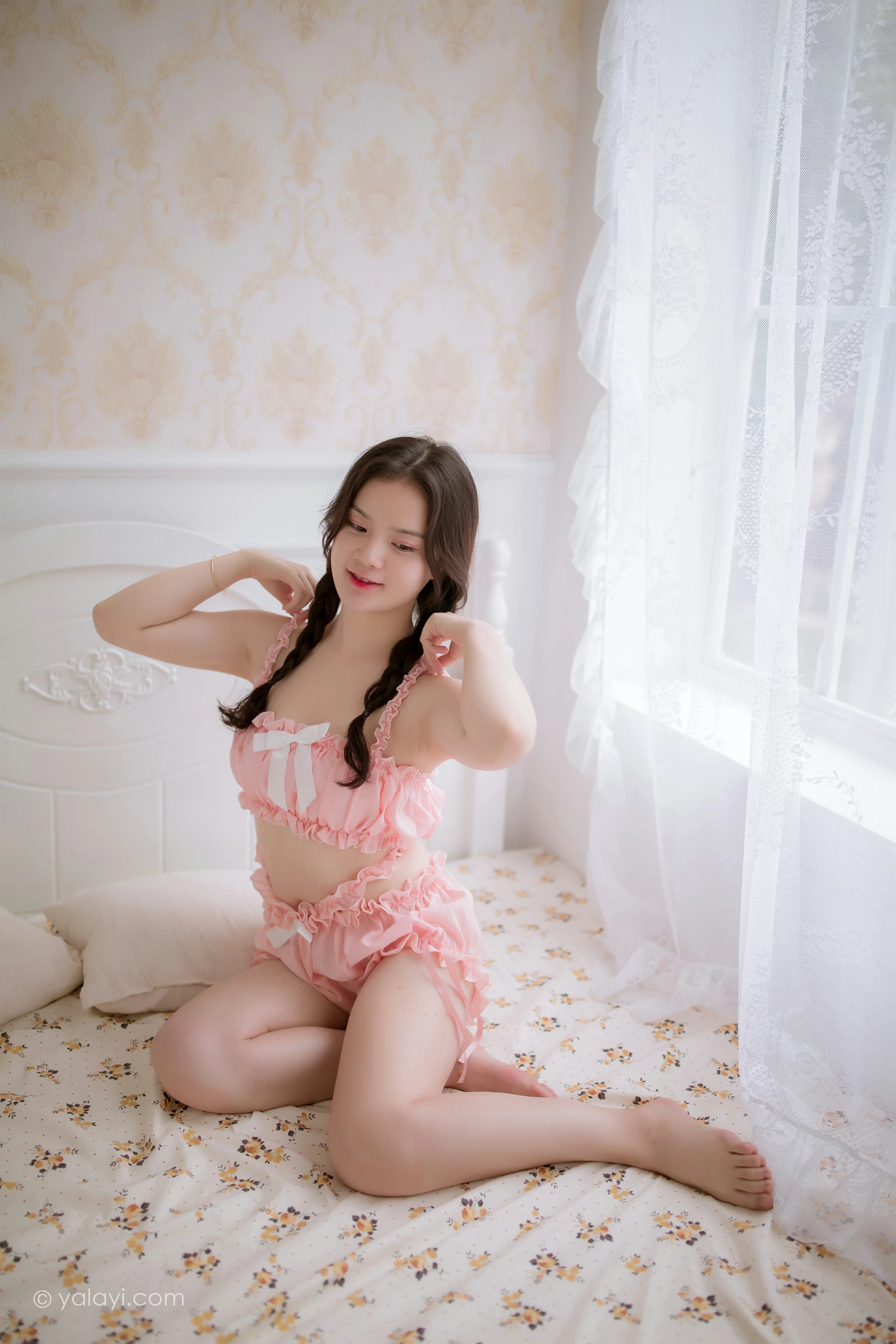 [YALAYI雅拉伊]NO.685 《周末的下午》 珍珠 粉色内衣加短裤与白色比基尼泳装性感私房写真集第2张
