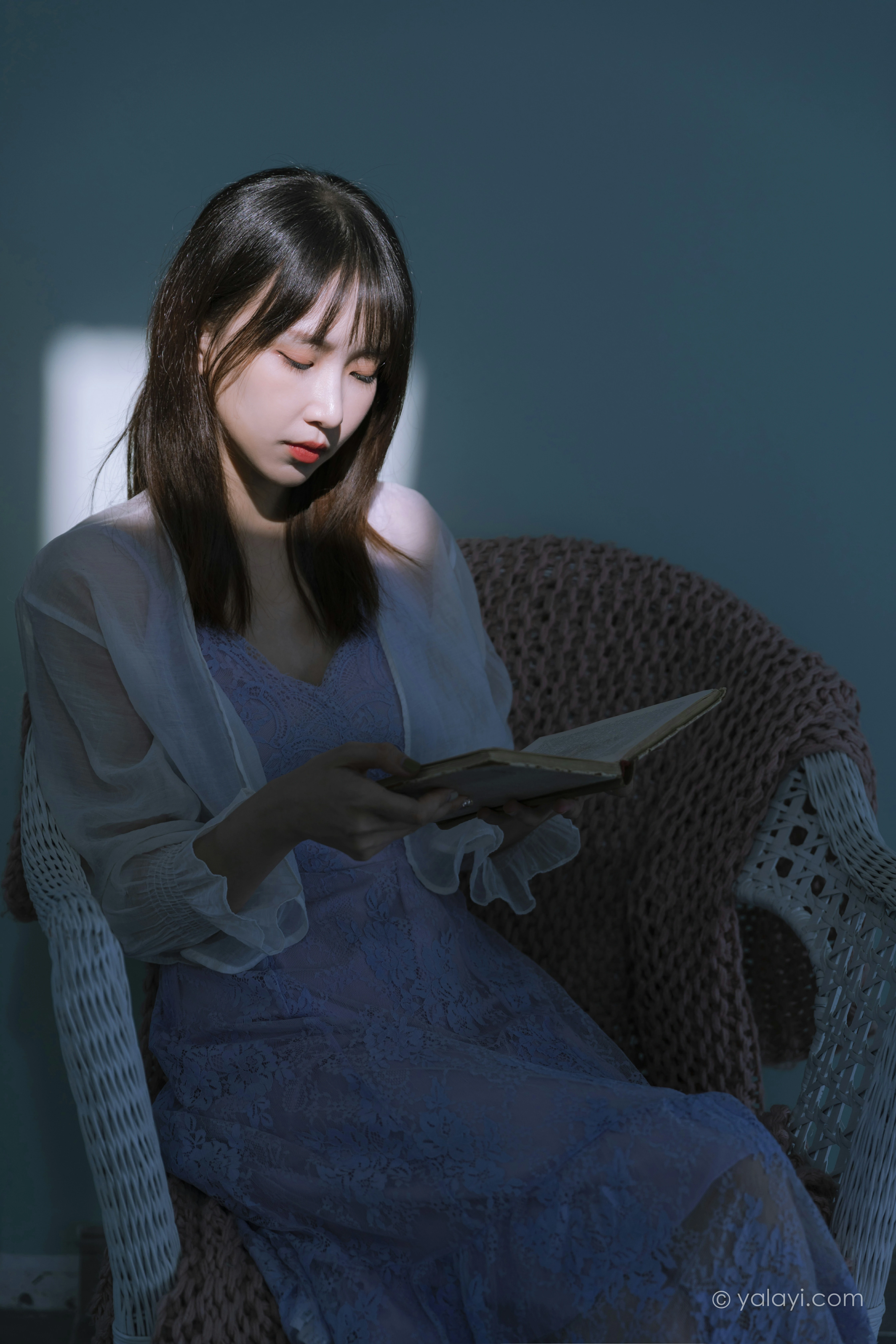 [YALAYI雅拉伊]NO.811 紫色的早晨 妍妍 白色透视蕾丝连衣裙居家私房写真集第1张