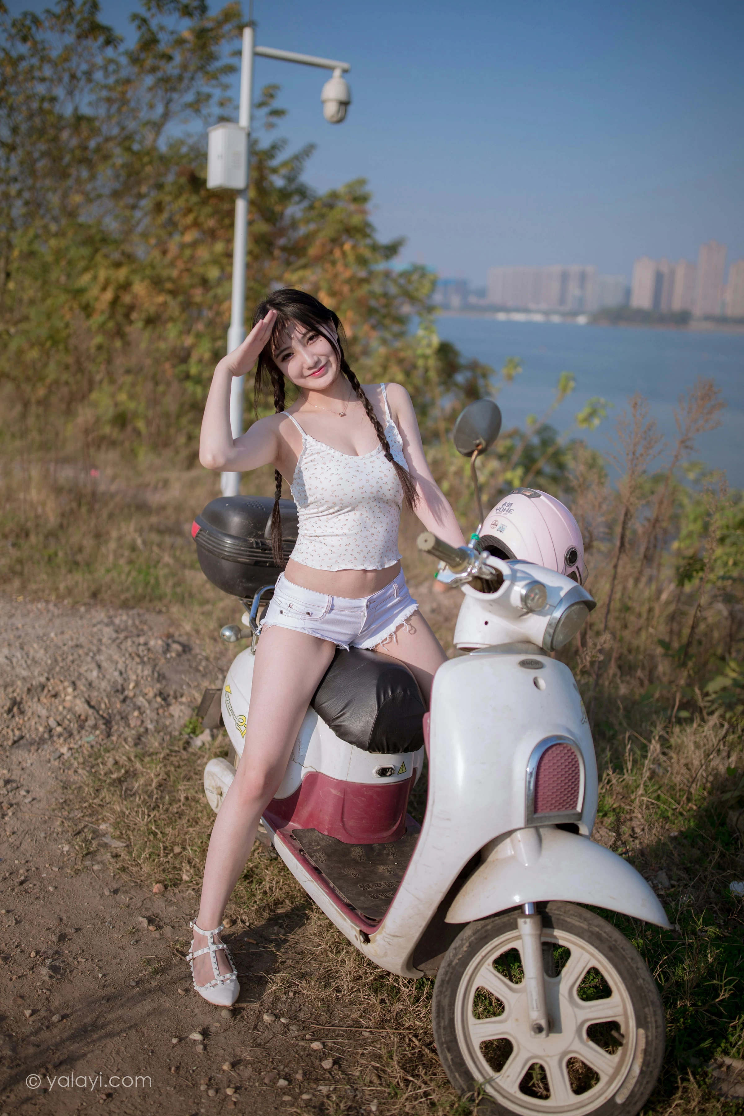 [YALAYI雅拉伊]NO.736 《去江边》 瓶儿 白色性感紧身小背心加牛仔热裤写真集第3张