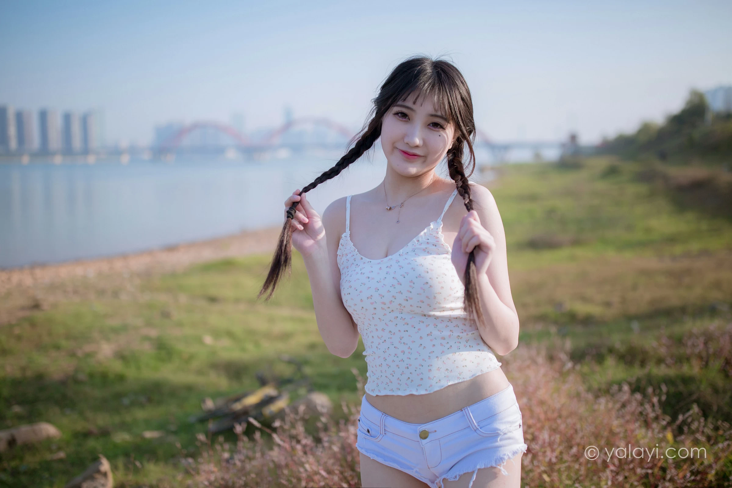 [YALAYI雅拉伊]NO.736 《去江边》 瓶儿 白色性感紧身小背心加牛仔热裤写真集第8张