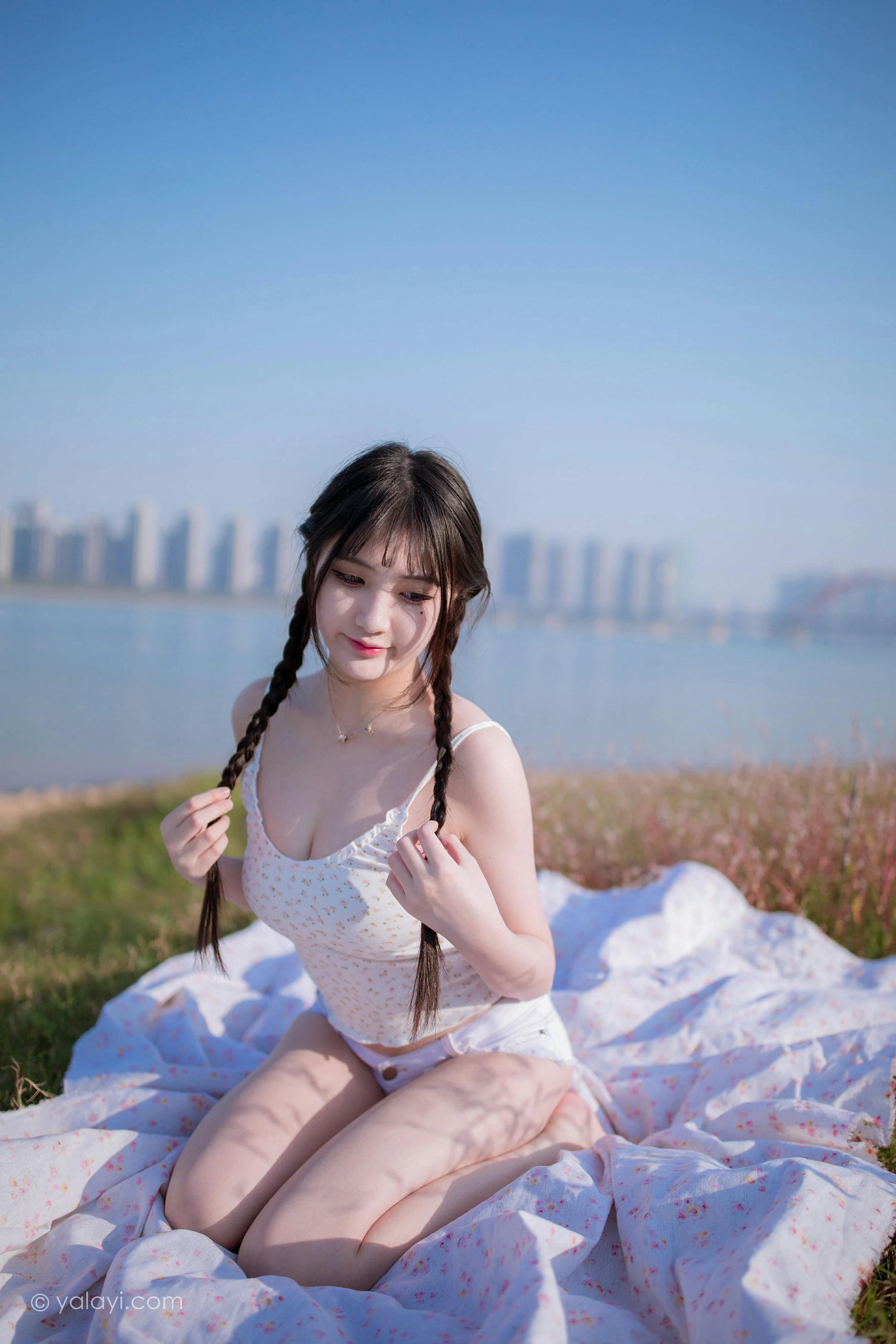[YALAYI雅拉伊]NO.736 《去江边》 瓶儿 白色性感紧身小背心加牛仔热裤写真集第7张