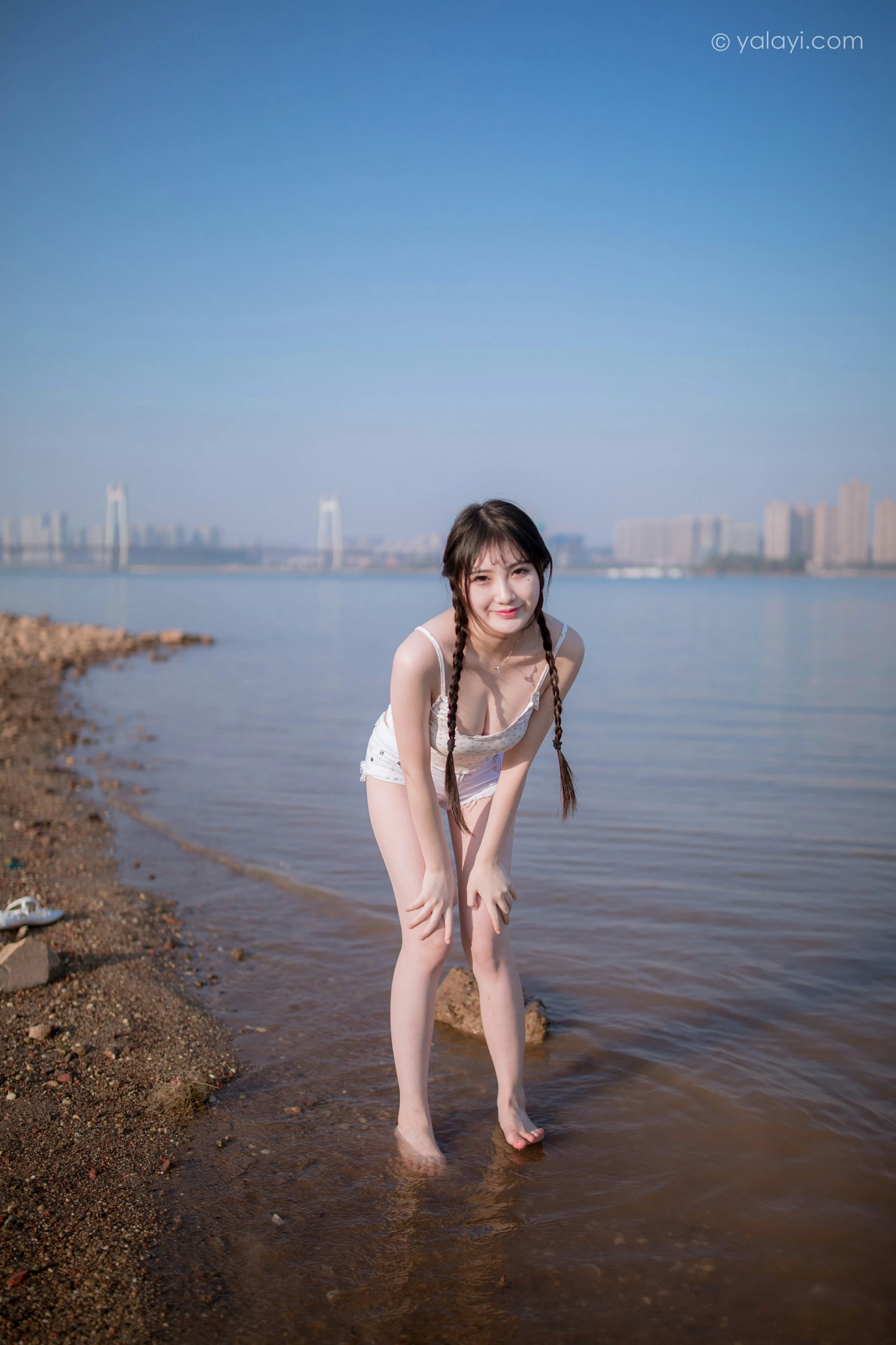 [YALAYI雅拉伊]NO.736 《去江边》 瓶儿 白色性感紧身小背心加牛仔热裤写真集第13张