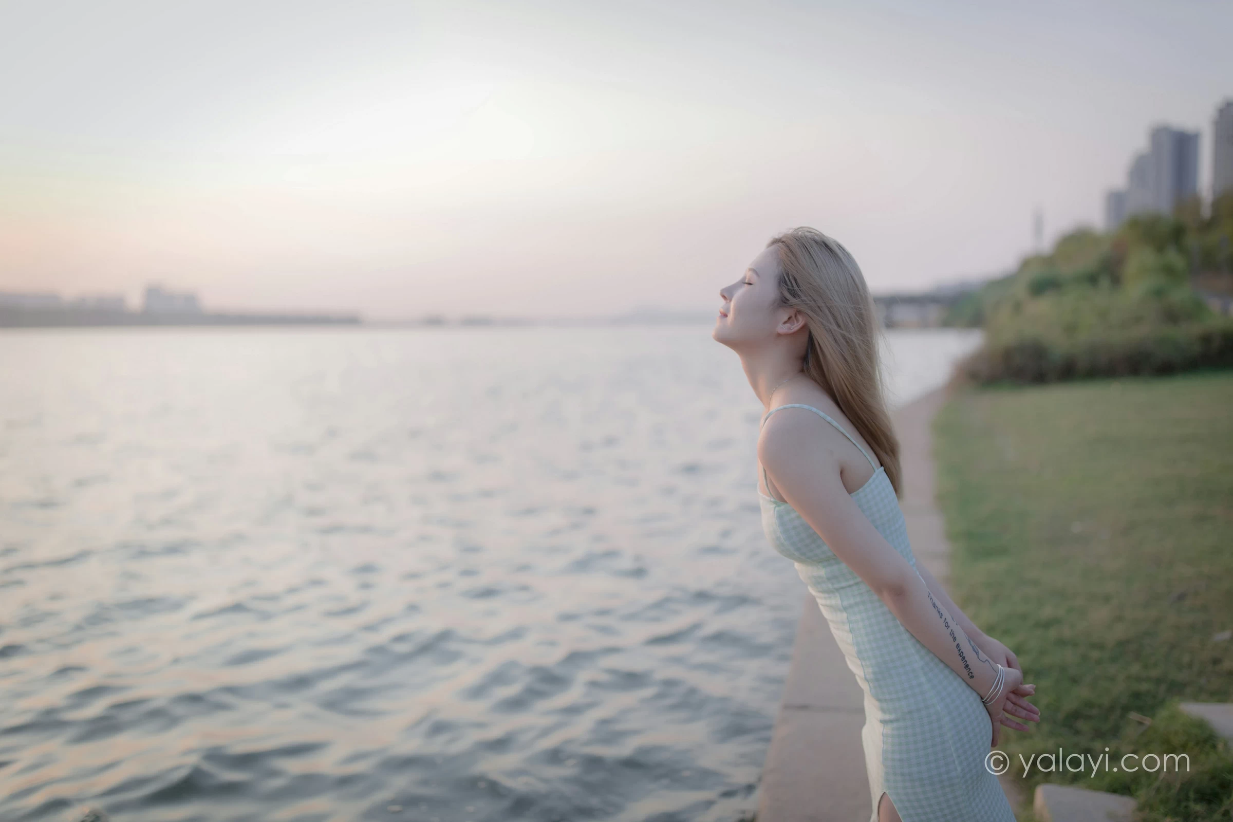 [YALAYI雅拉伊]NO.712 《风继续吹》 梦涵 紧身吊带连衣裙休闲写真第5张