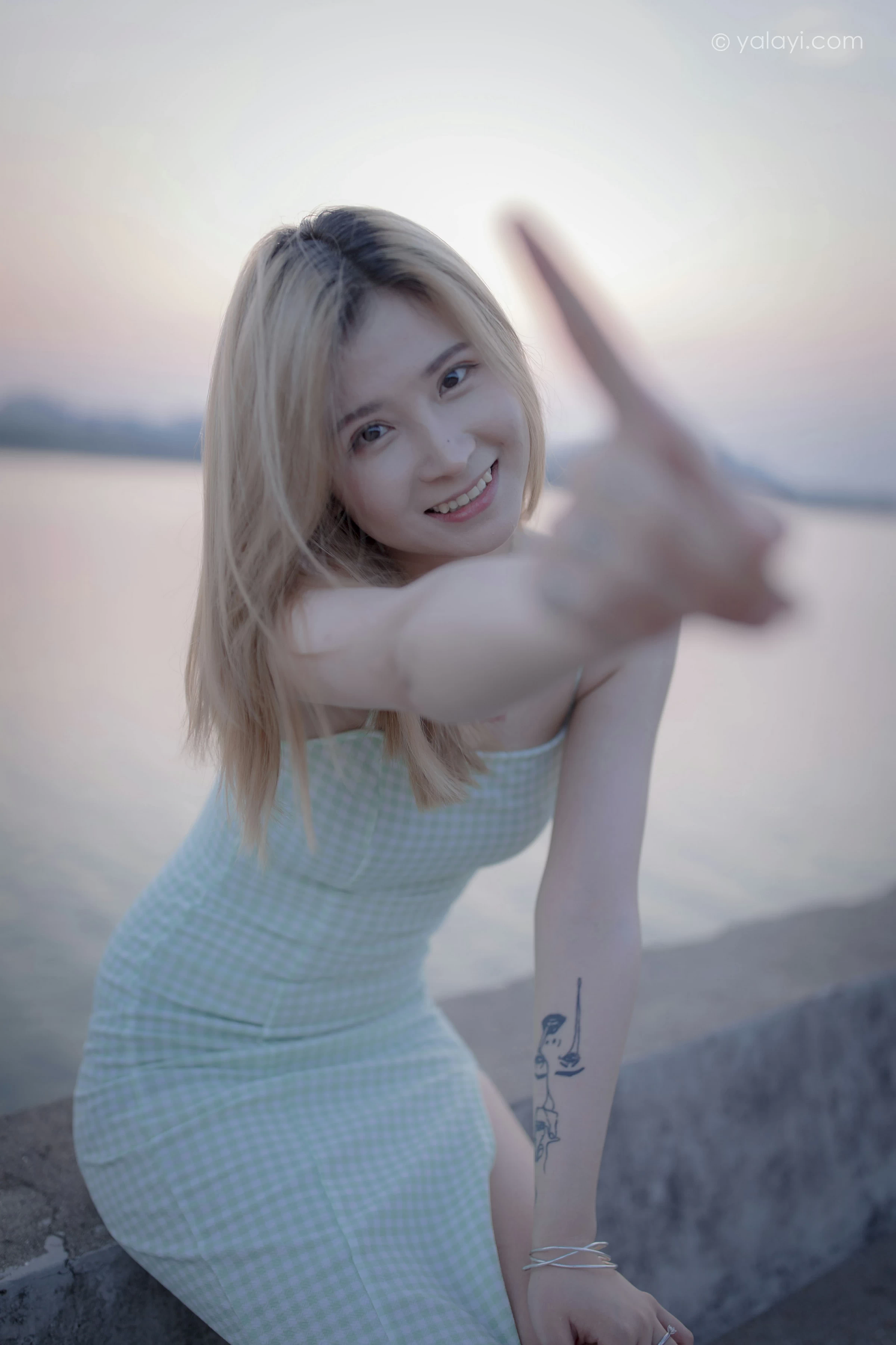 [YALAYI雅拉伊]NO.712 《风继续吹》 梦涵 紧身吊带连衣裙休闲写真第14张