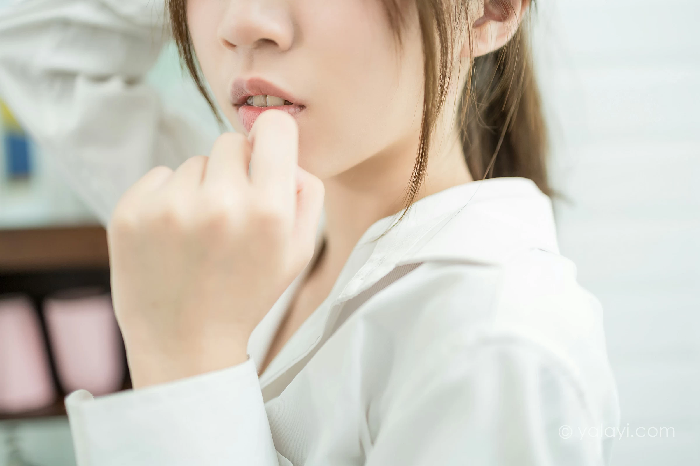 [YALAYI雅拉伊]NO.686 《亲爱的早安》 小乔 白色衬衫加牛仔热裤性感私房写真集第9张