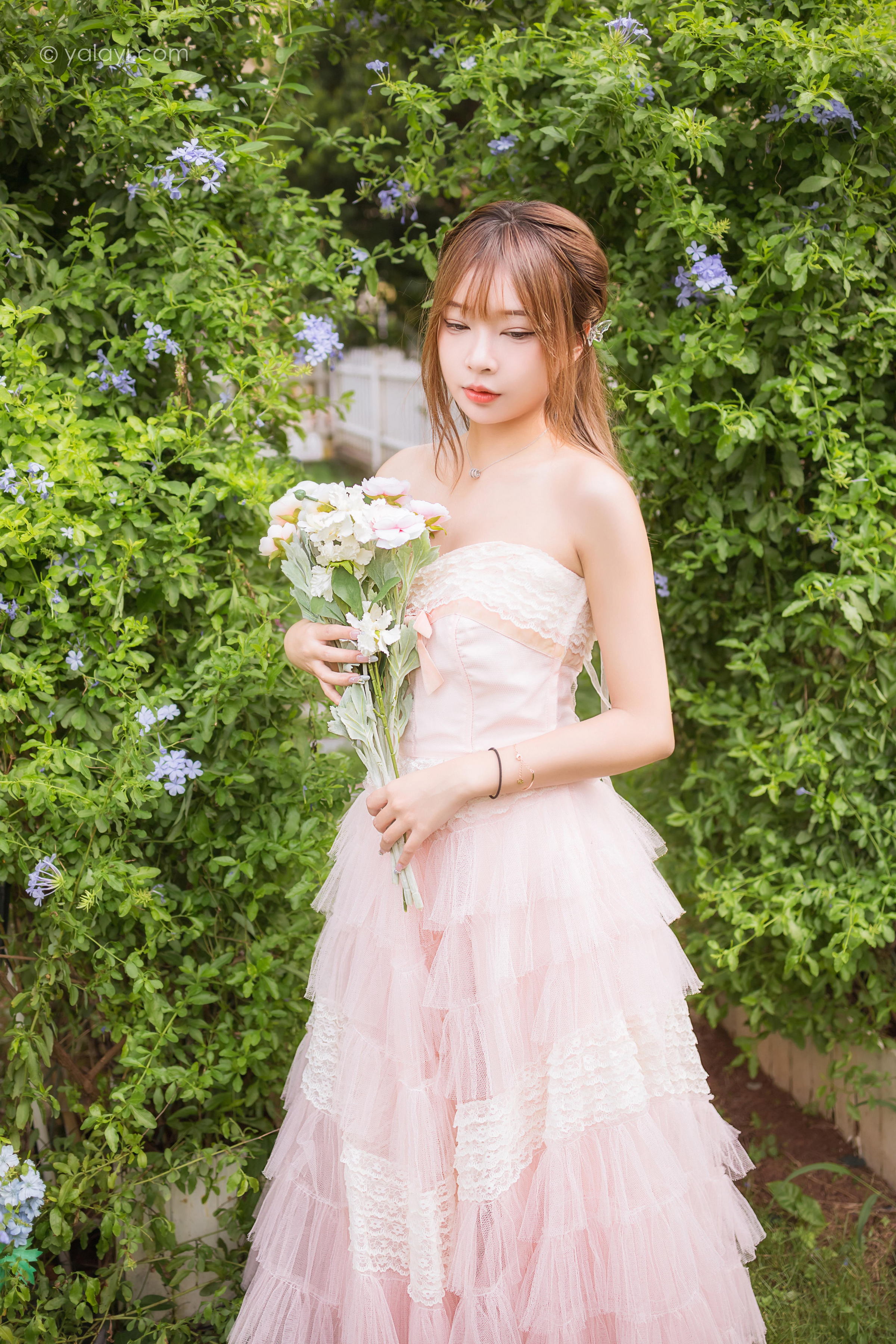 [YALAYI雅拉伊]2022.08.22 佳人 阿禾 粉色抹胸蕾丝加衣裙性感写真集第16张