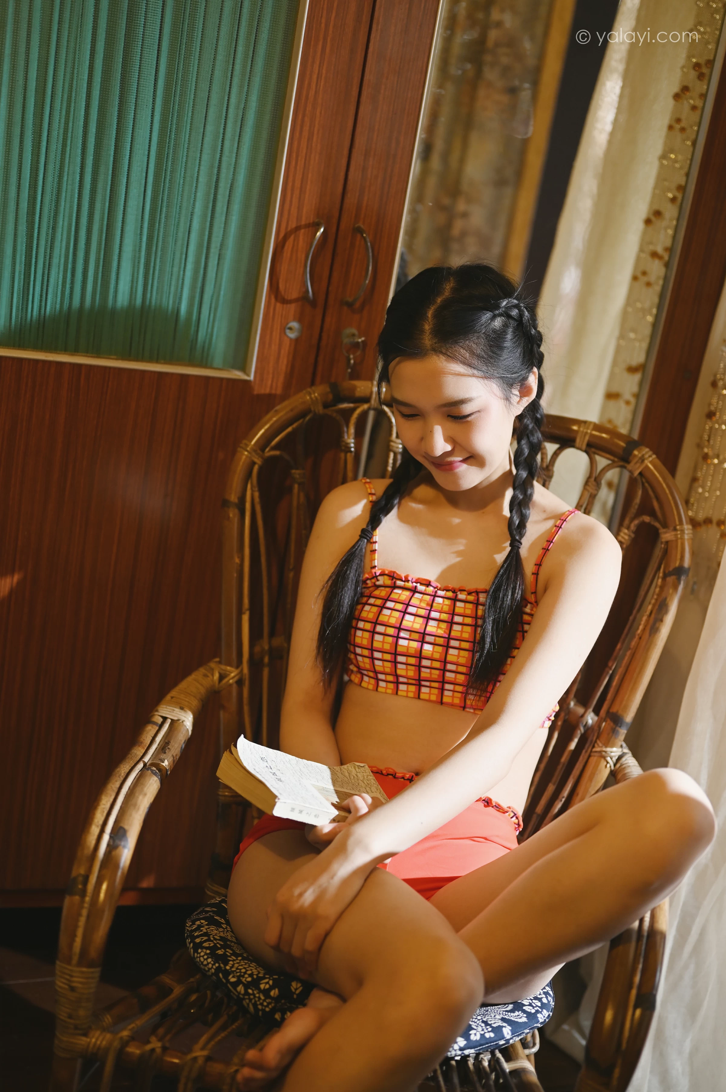 [YALAYI雅拉伊]NO.737 《独处》 方岚 红色格子内衣加短裙性感私房写真集第2张