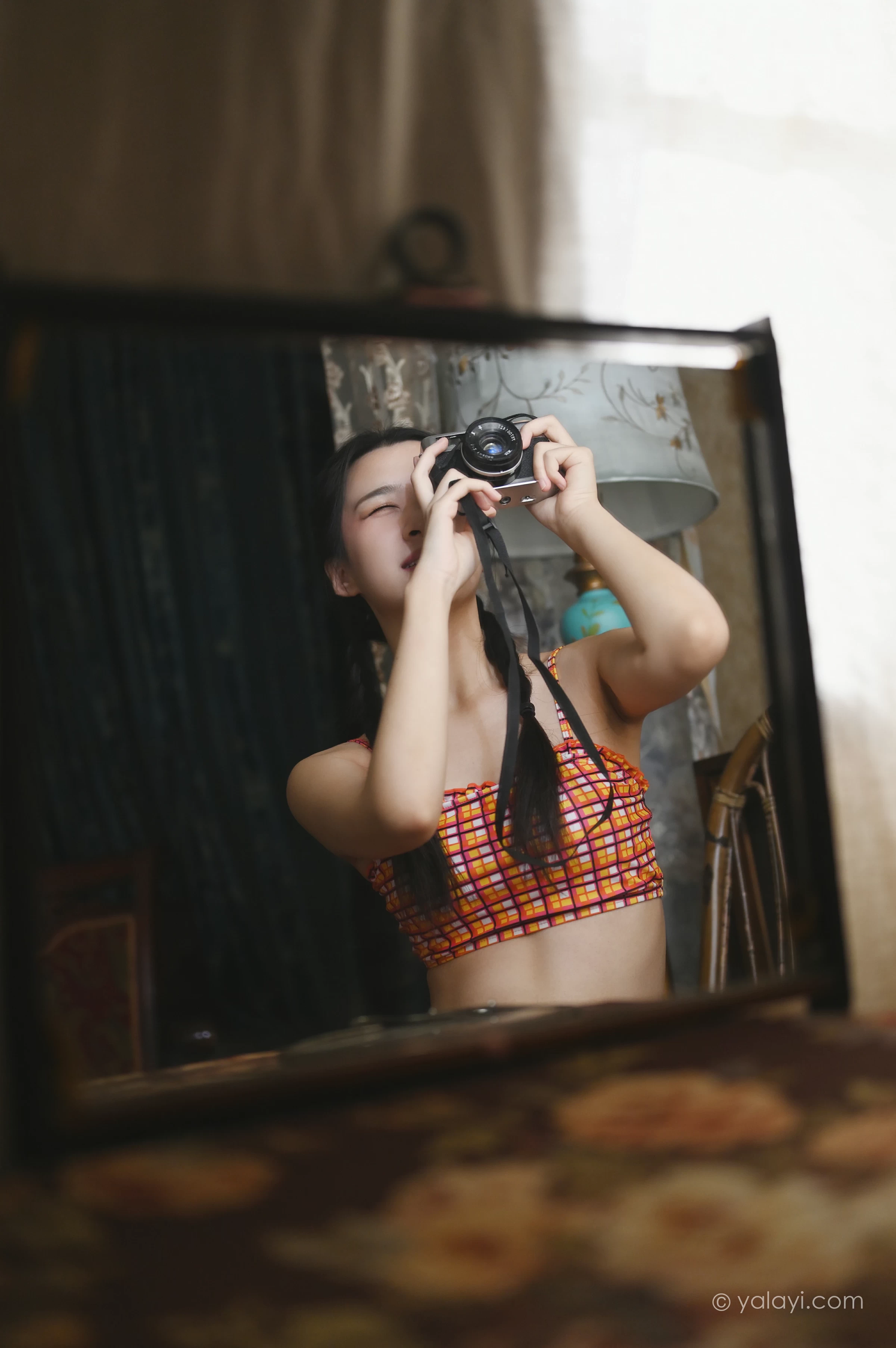 [YALAYI雅拉伊]NO.737 《独处》 方岚 红色格子内衣加短裙性感私房写真集第7张
