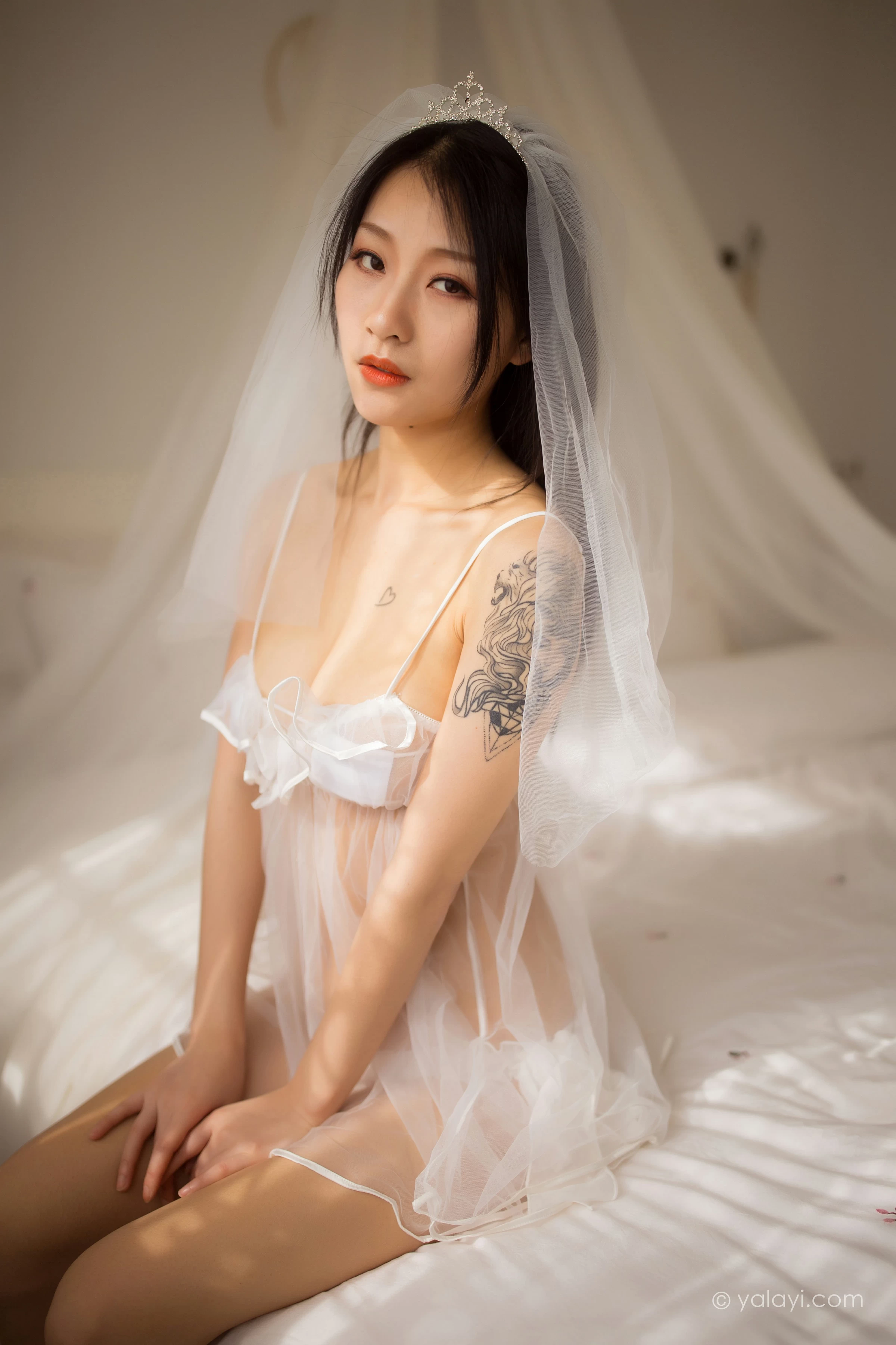 [YALAYI雅拉伊]NO.713 《等风也等你》 优优 白色透视情趣婚纱加情趣内衣性感私房写真集第5张