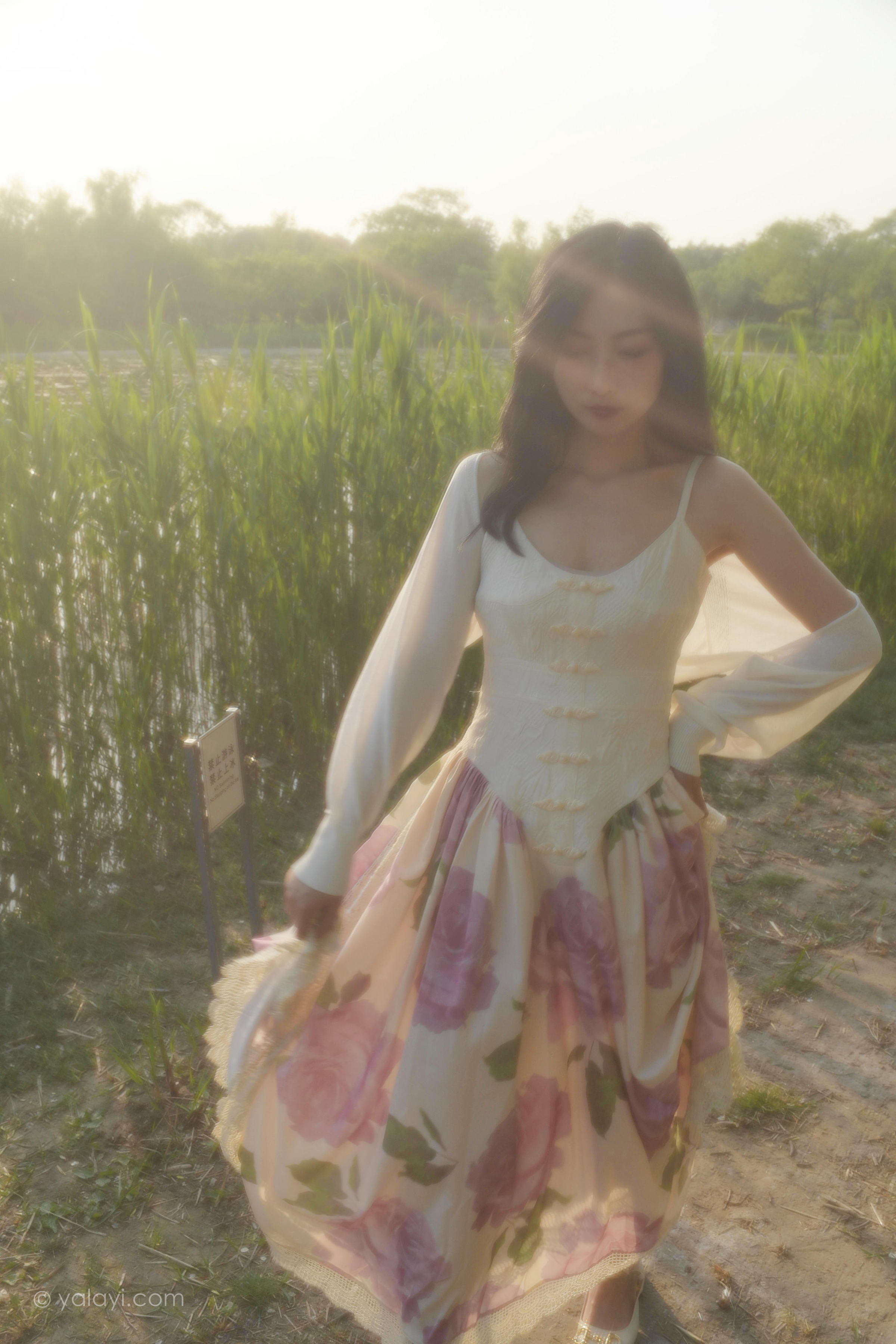 [YALAYI雅拉伊]2022.08.26 梦回 佳佳 白色透视小外套加吊带连衣裙清纯写真集第9张