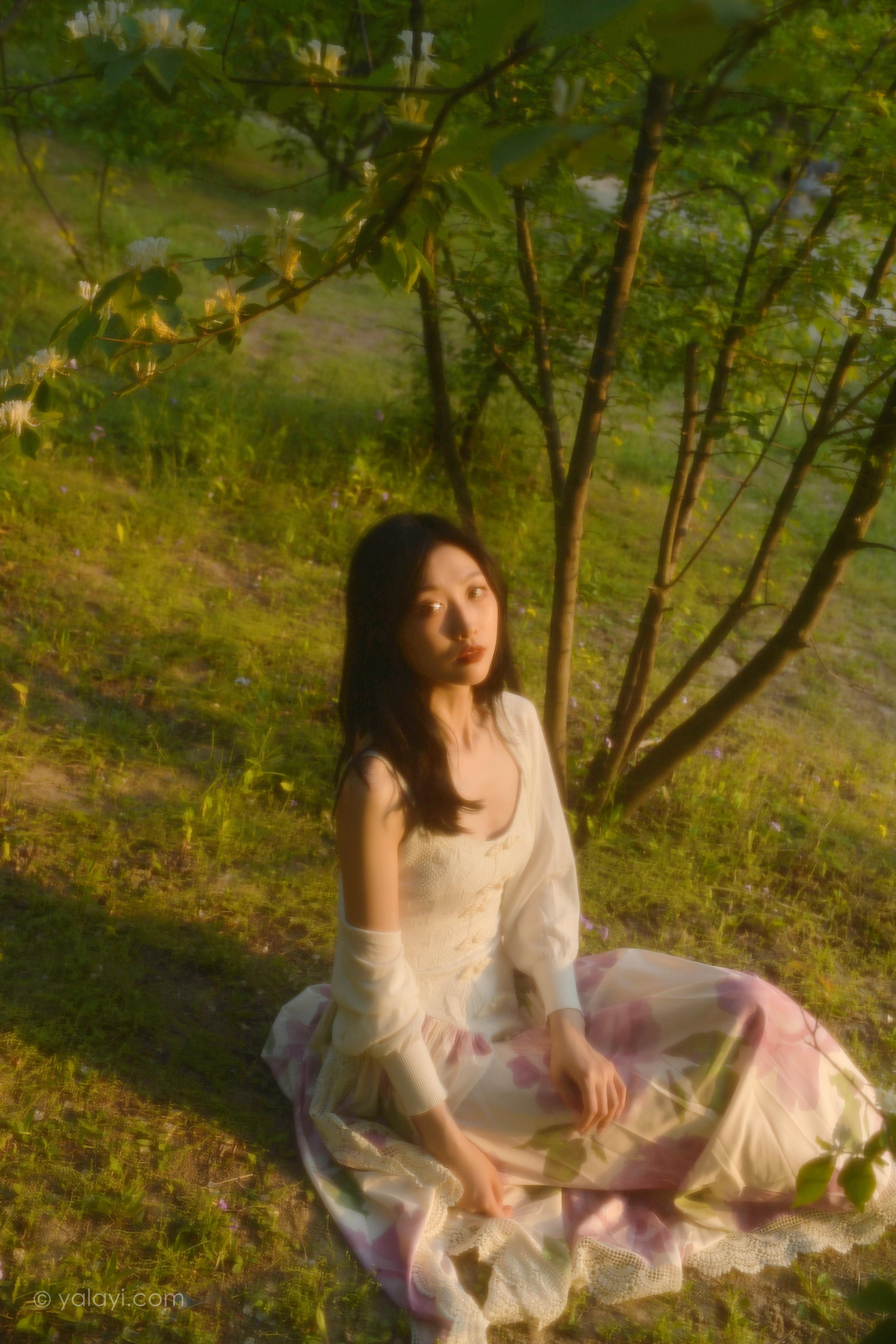 [YALAYI雅拉伊]2022.08.26 梦回 佳佳 白色透视小外套加吊带连衣裙清纯写真集第3张