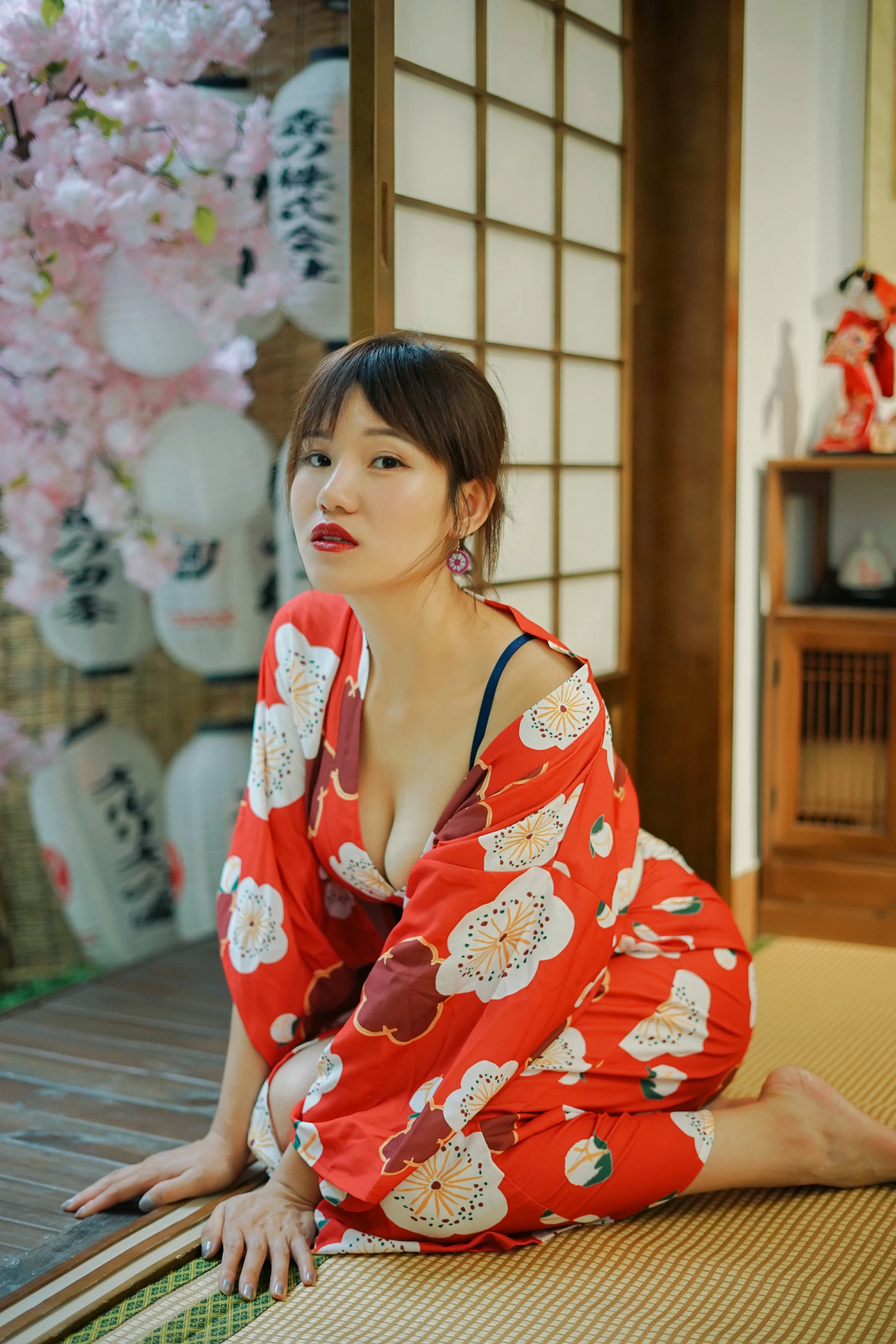 [YALAYI雅拉伊]NO.714 《自娱》 多香子 粉色和服加蓝色内衣性感私房写真集第2张