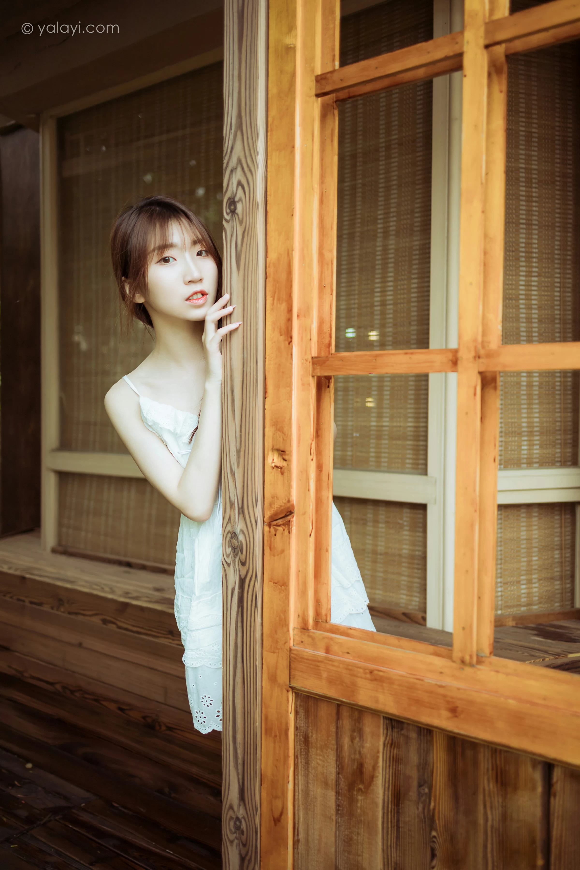 [YALAYI雅拉伊]NO.715 《雨后花园》 小乔 白色吊带连衣裙居家私房写真集第2张