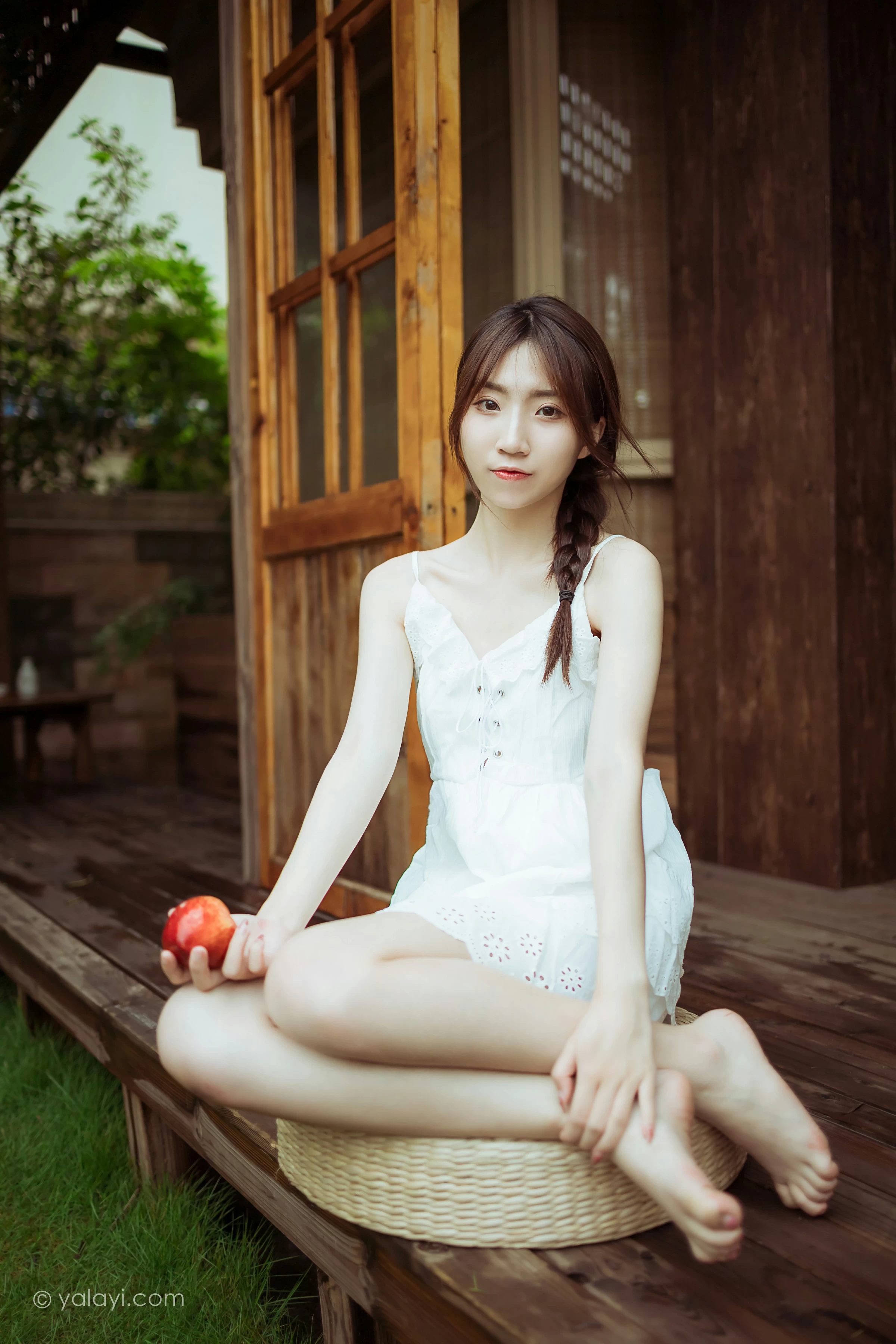[YALAYI雅拉伊]NO.715 《雨后花园》 小乔 白色吊带连衣裙居家私房写真集第9张
