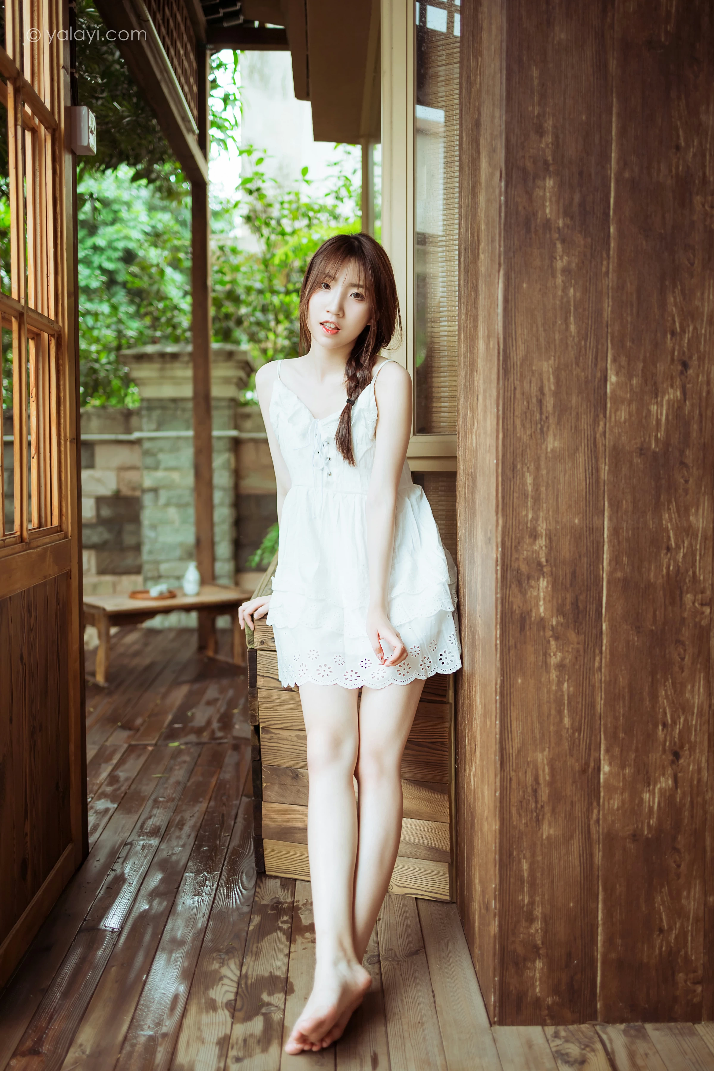 [YALAYI雅拉伊]NO.715 《雨后花园》 小乔 白色吊带连衣裙居家私房写真集第6张