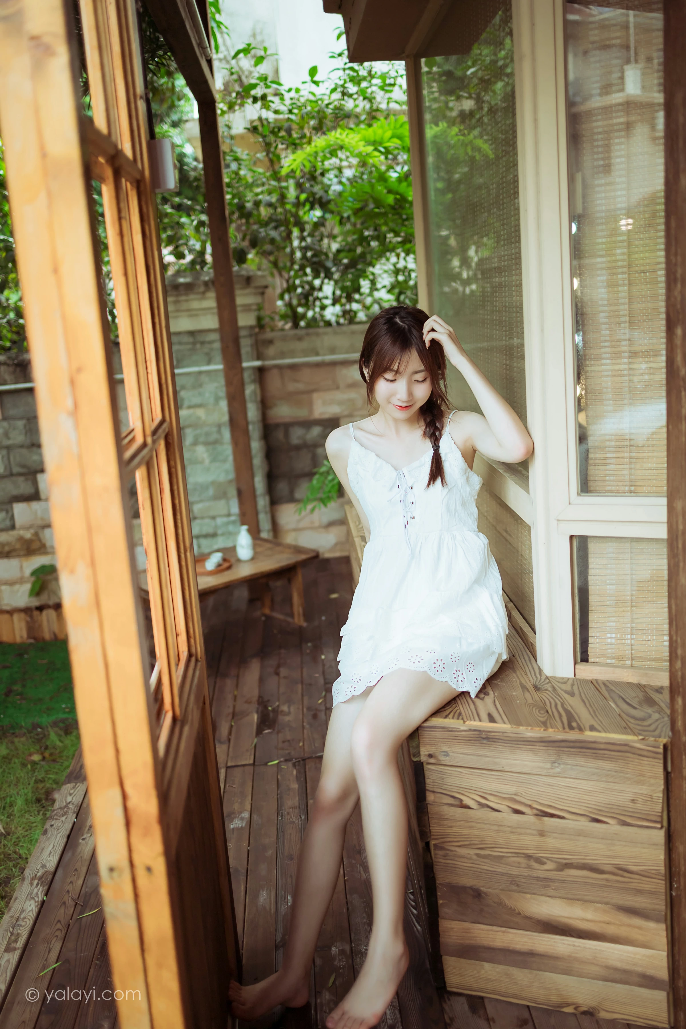 [YALAYI雅拉伊]NO.715 《雨后花园》 小乔 白色吊带连衣裙居家私房写真集第13张