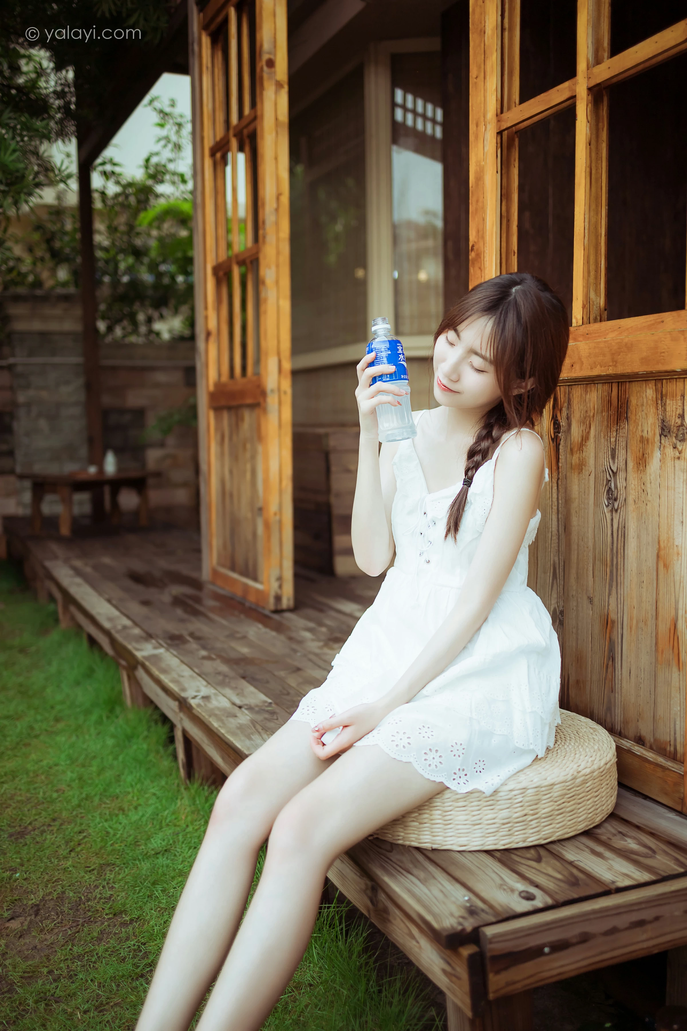 [YALAYI雅拉伊]NO.715 《雨后花园》 小乔 白色吊带连衣裙居家私房写真集第13张