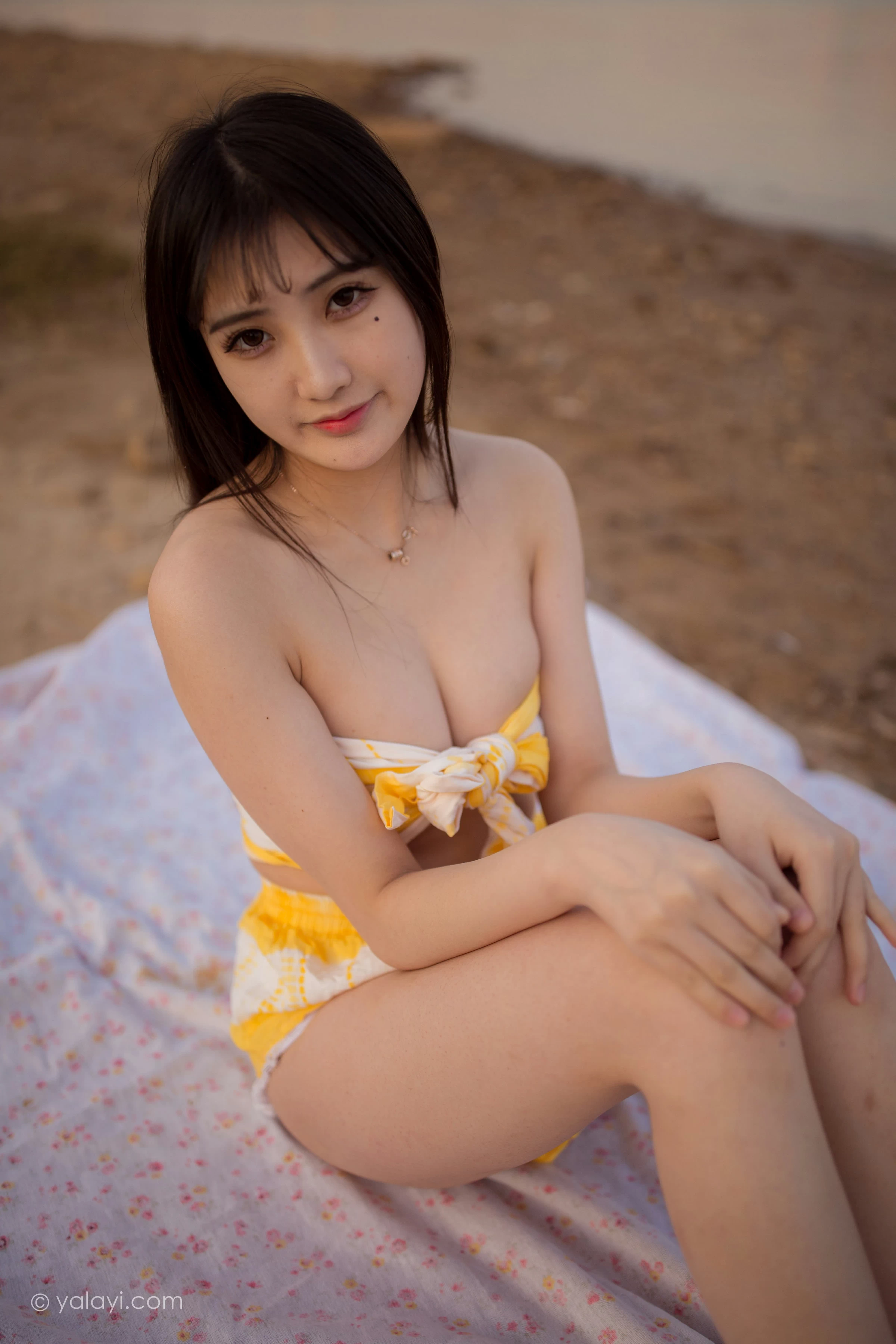 [YALAYI雅拉伊]NO.740 《令我忘餐》 瓶儿 黄色比基尼泳装加短裤性感写真集第12张