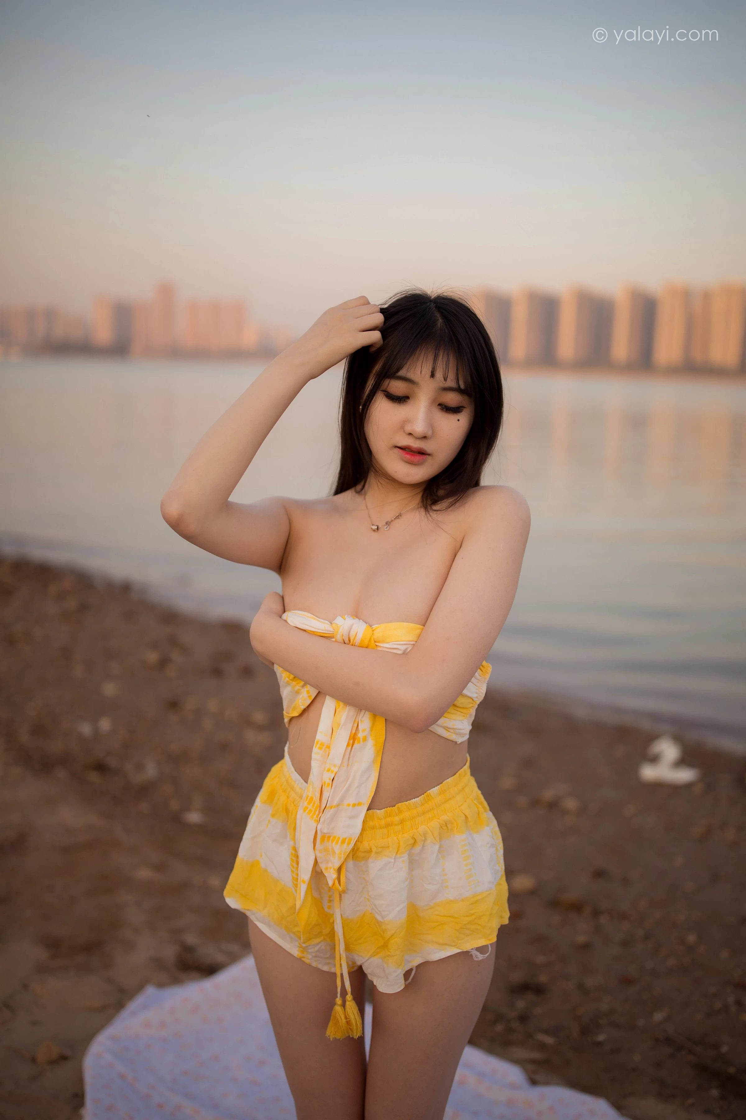 [YALAYI雅拉伊]NO.740 《令我忘餐》 瓶儿 黄色比基尼泳装加短裤性感写真集第13张