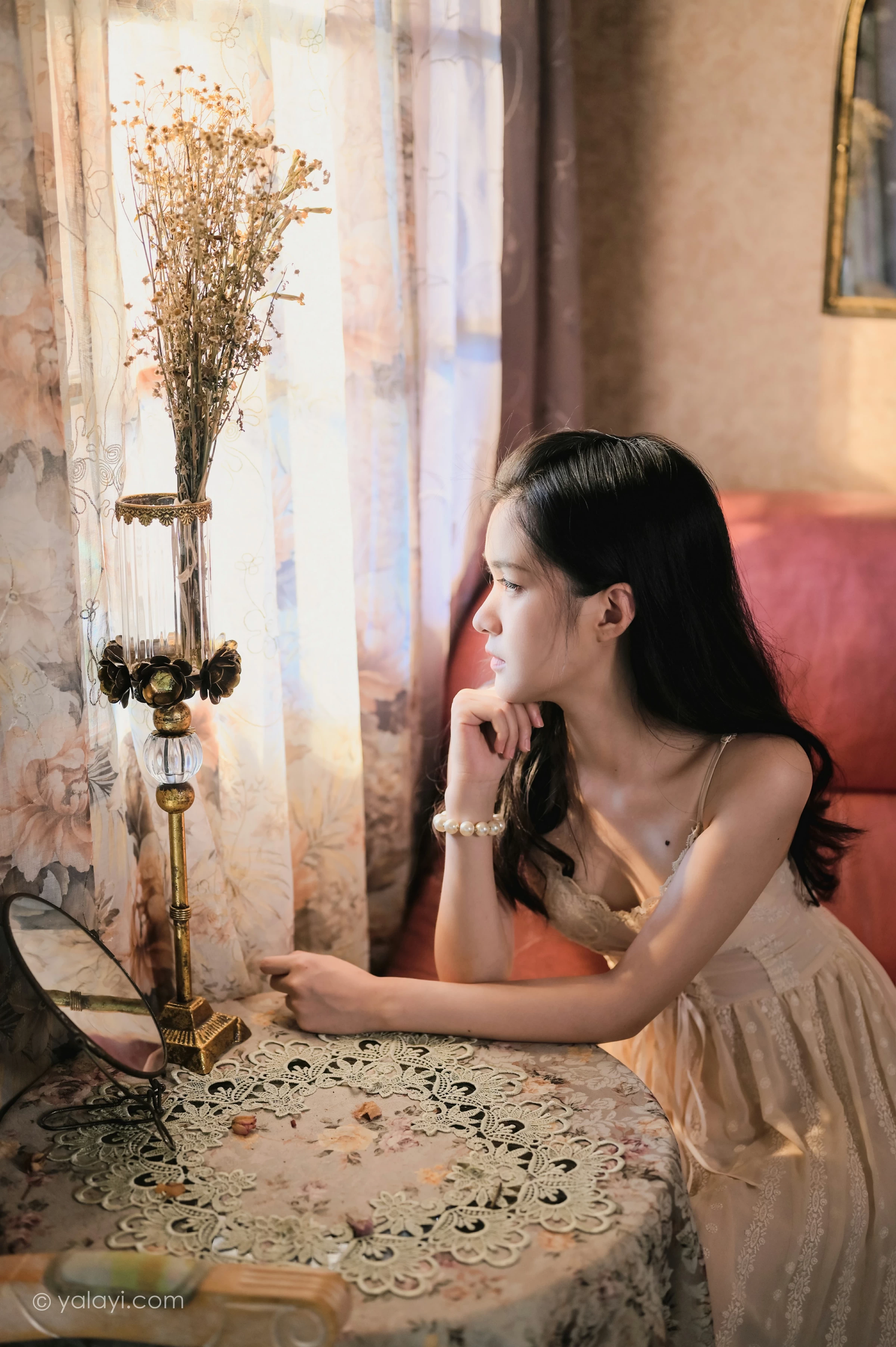 [YALAYI雅拉伊]NO.688 《盼》 方岚 白色吊带蕾丝连衣裙居家私房写真集第1张