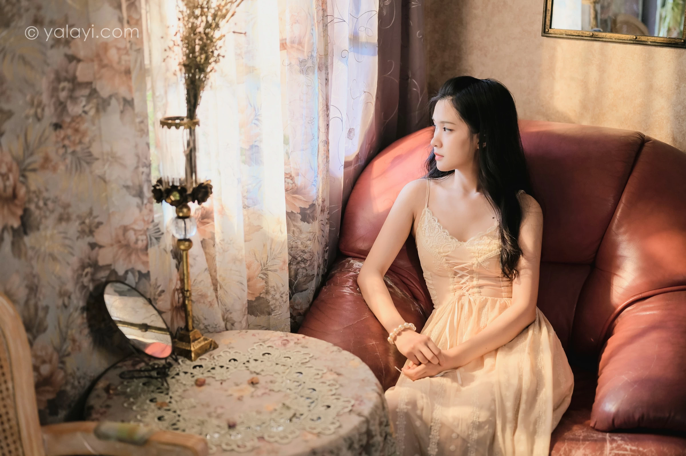[YALAYI雅拉伊]NO.688 《盼》 方岚 白色吊带蕾丝连衣裙居家私房写真集第2张