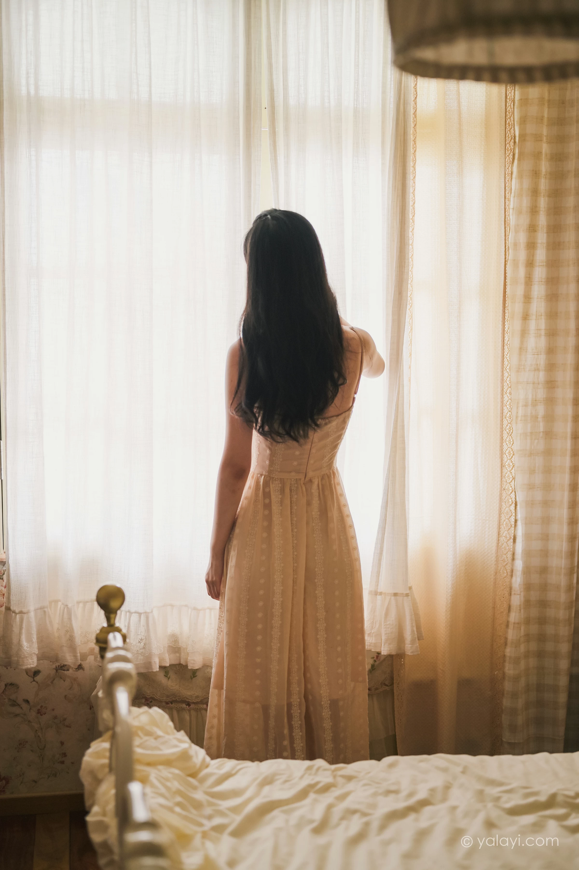 [YALAYI雅拉伊]NO.688 《盼》 方岚 白色吊带蕾丝连衣裙居家私房写真集第5张