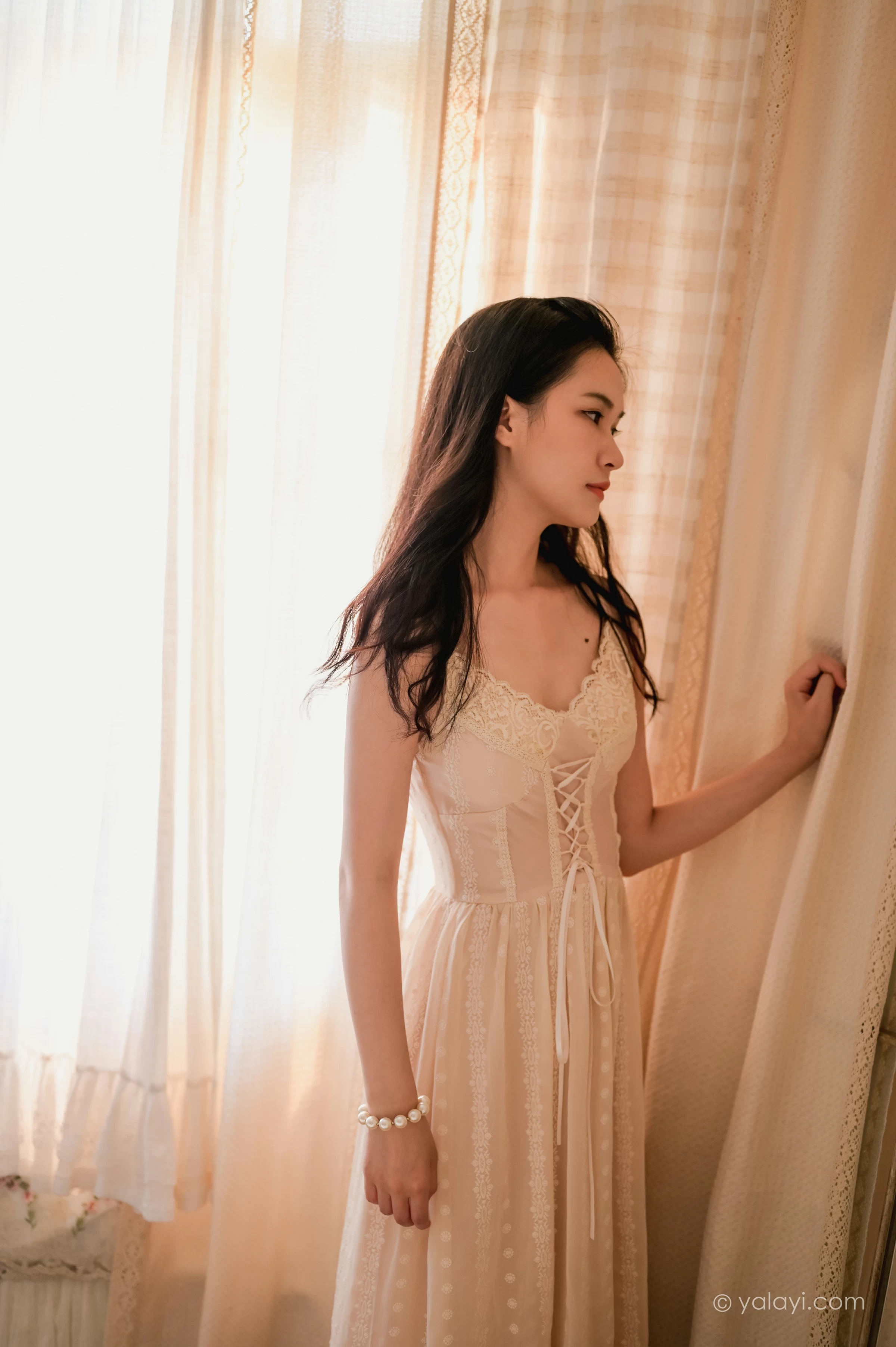 [YALAYI雅拉伊]NO.688 《盼》 方岚 白色吊带蕾丝连衣裙居家私房写真集第6张