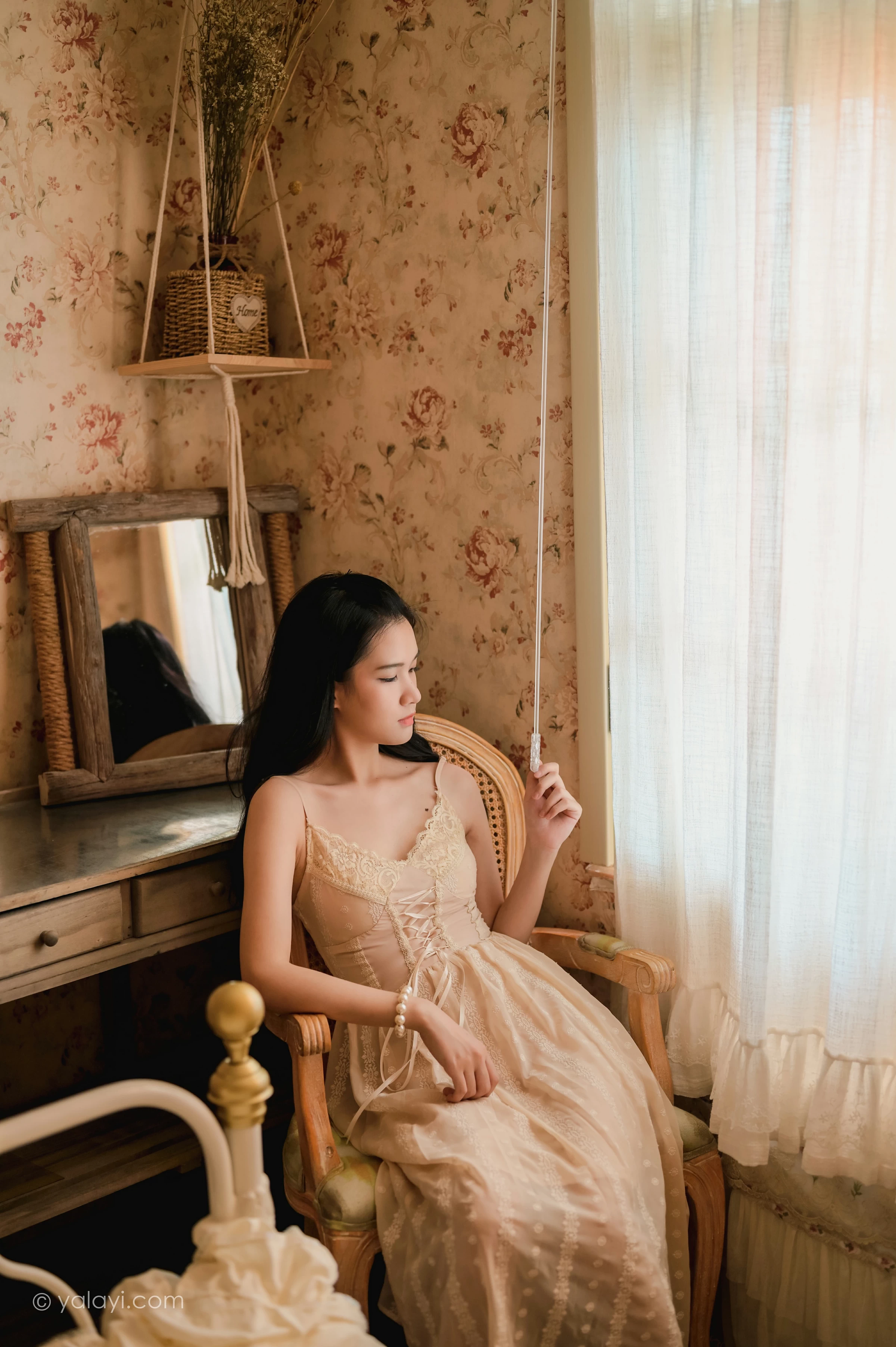 [YALAYI雅拉伊]NO.688 《盼》 方岚 白色吊带蕾丝连衣裙居家私房写真集第7张