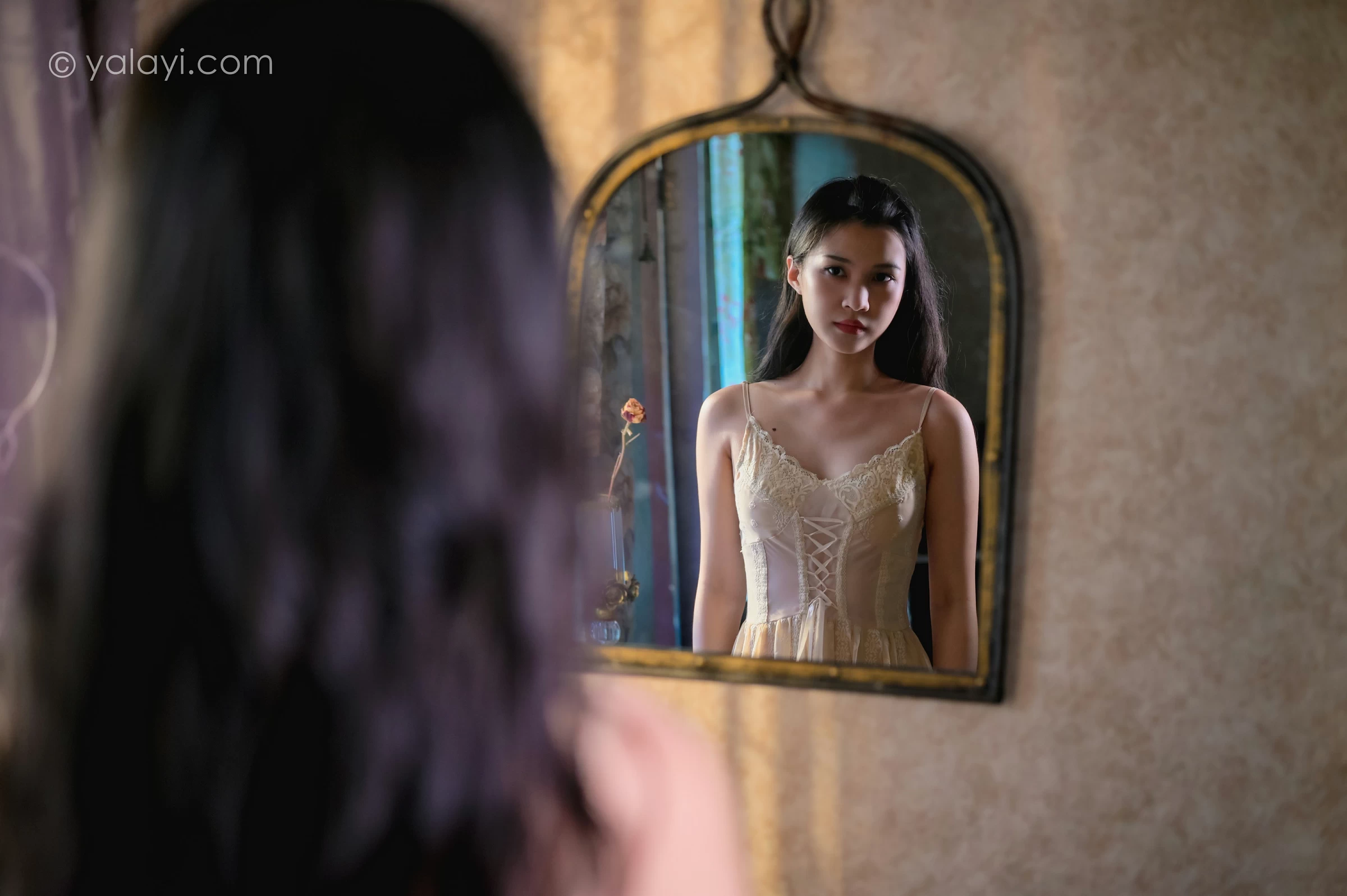 [YALAYI雅拉伊]NO.688 《盼》 方岚 白色吊带蕾丝连衣裙居家私房写真集第11张