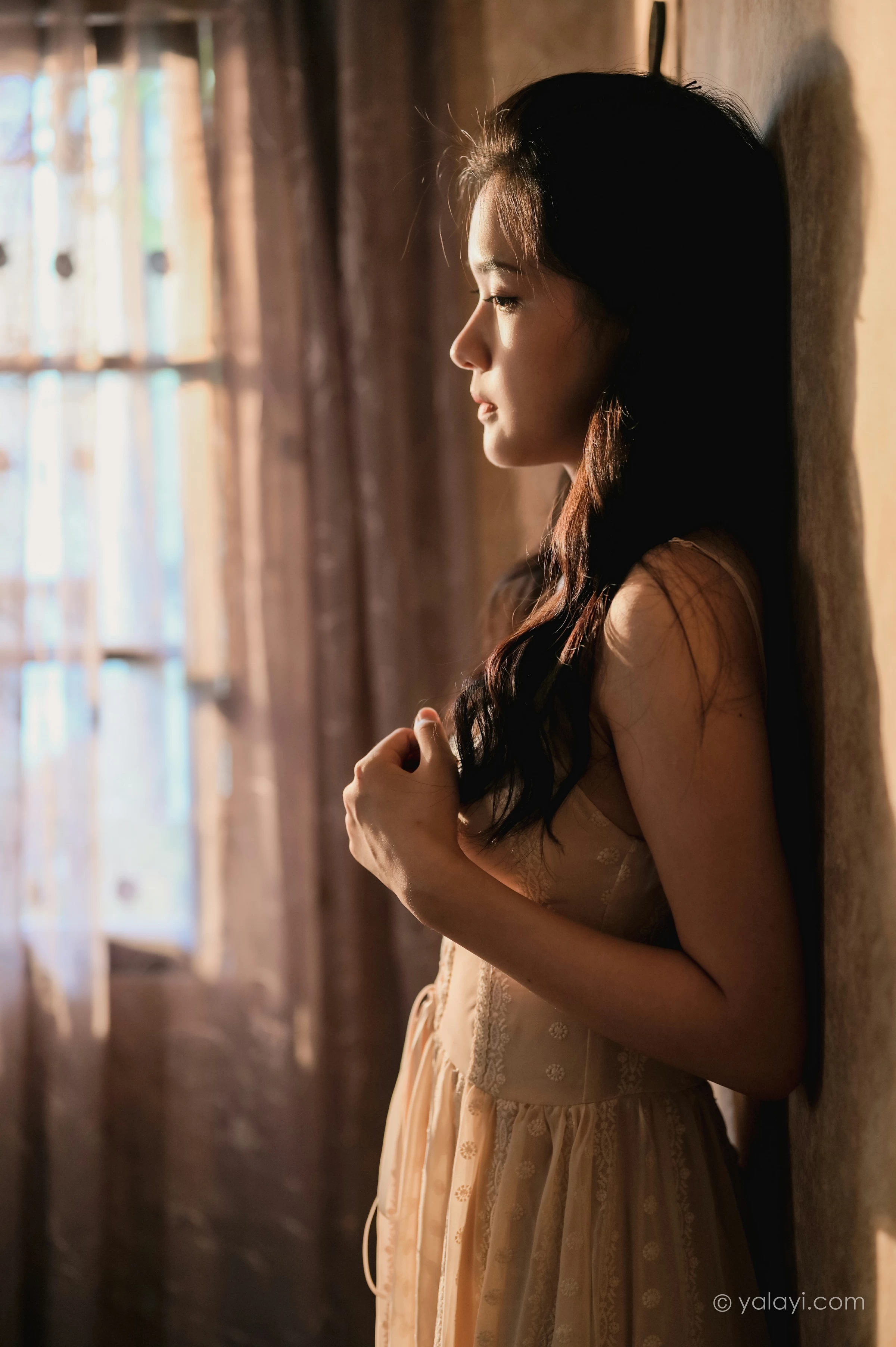 [YALAYI雅拉伊]NO.688 《盼》 方岚 白色吊带蕾丝连衣裙居家私房写真集第14张