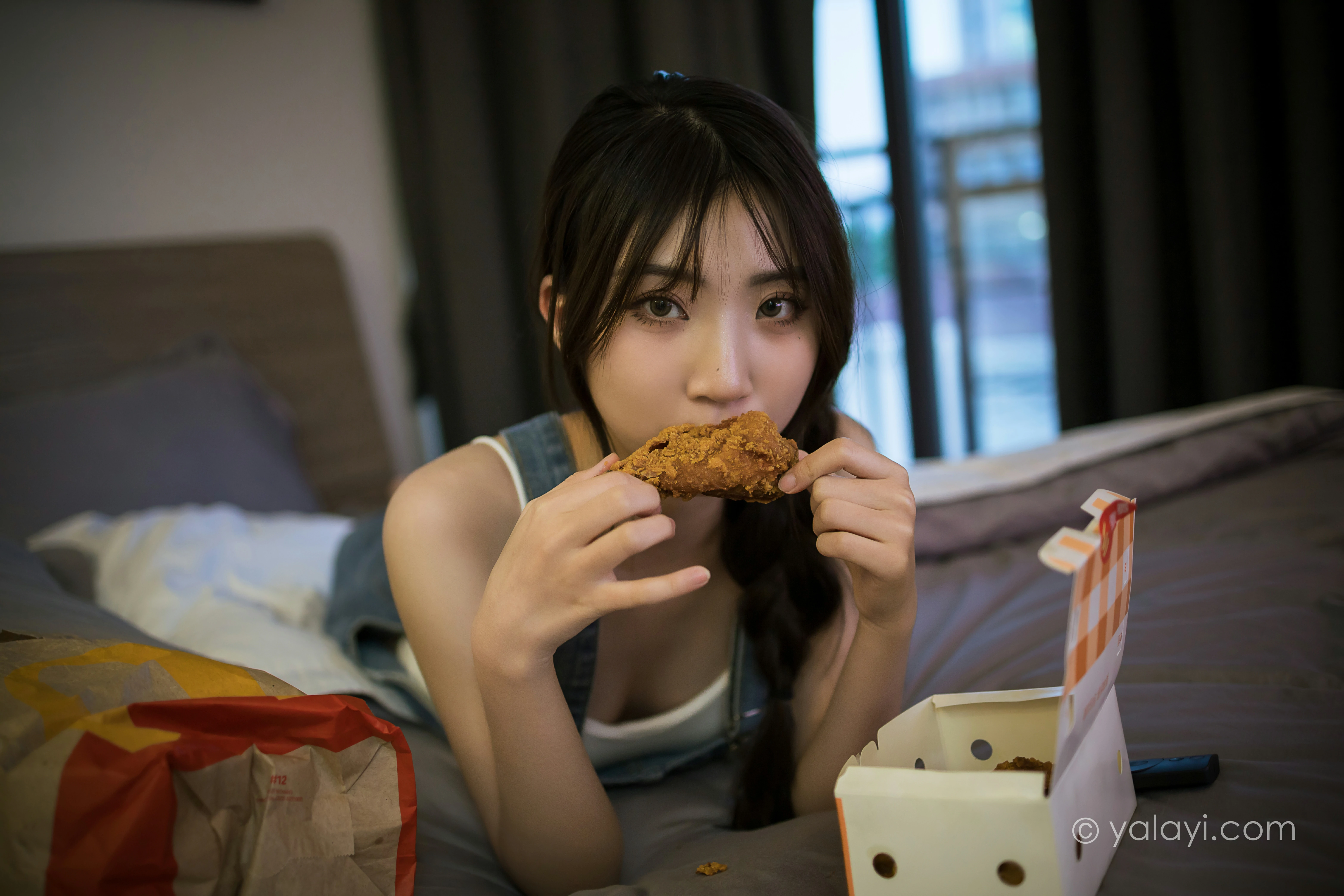 [YALAYI雅拉伊]NO.809 宅家日记 小乔 背带牛仔短裙加白色性感小背心私房写真集第11张