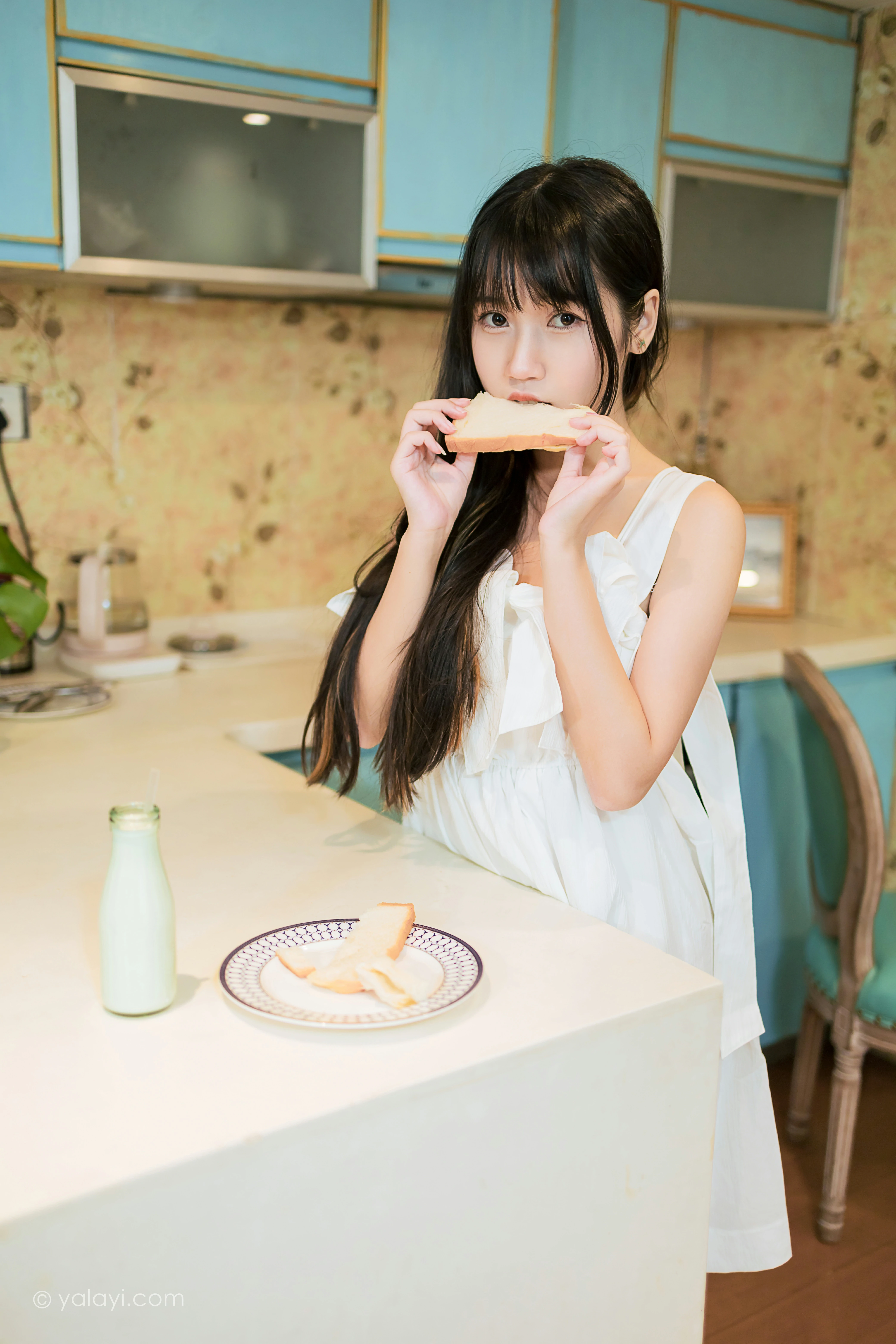 [YALAYI雅拉伊]NO.857 谁的杰作 弈思 白色吊带连衣裙居家性感写真集第5张