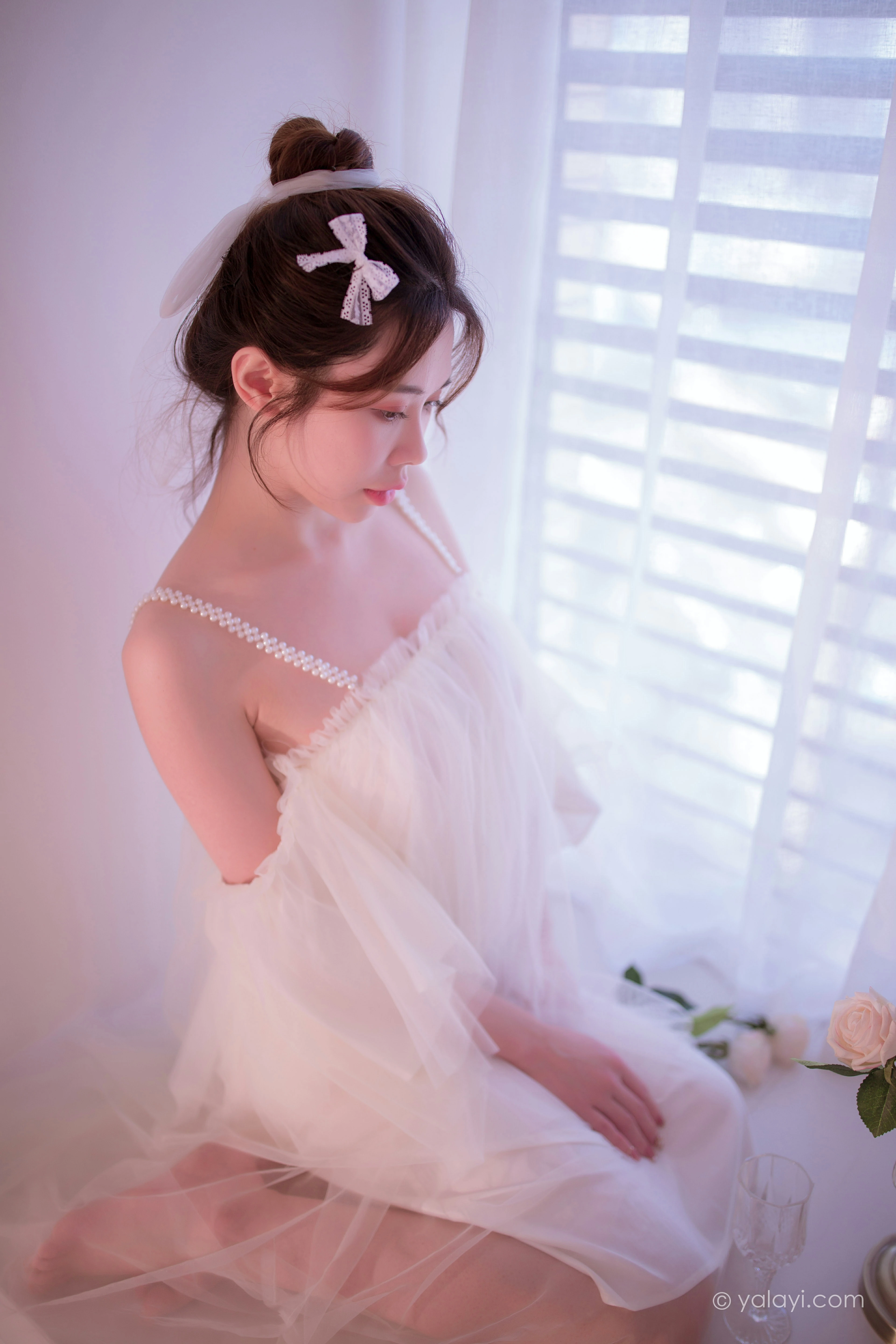 [YALAYI雅拉伊]NO.858 等待我的人 香草 白色透视吊带连衣裙居家性感写真集第3张