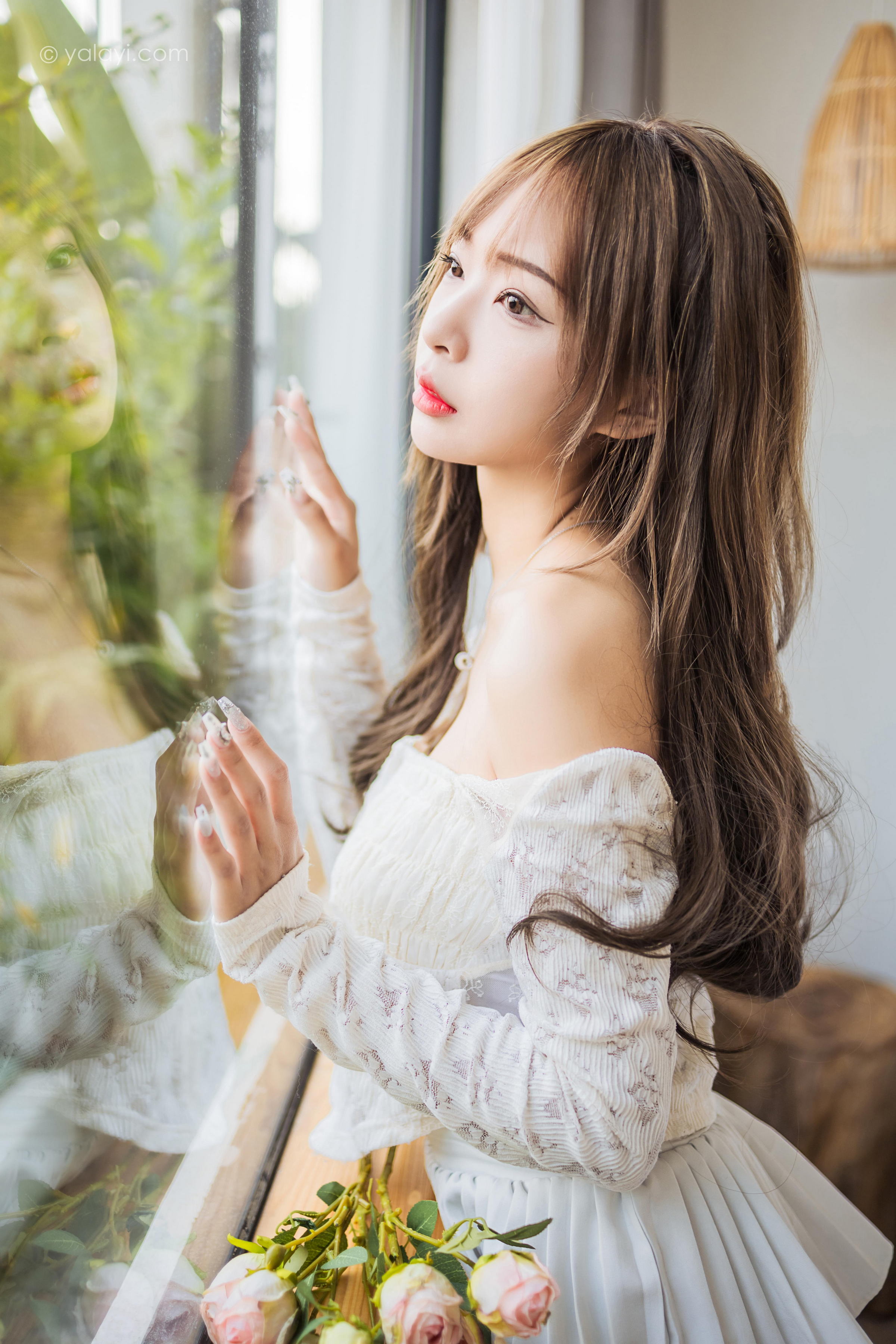 [YALAYI雅拉伊]2022.06.09 某一天 阿禾 白色透视蕾丝上衣与短裙加白色丝袜美腿清纯写真集第8张