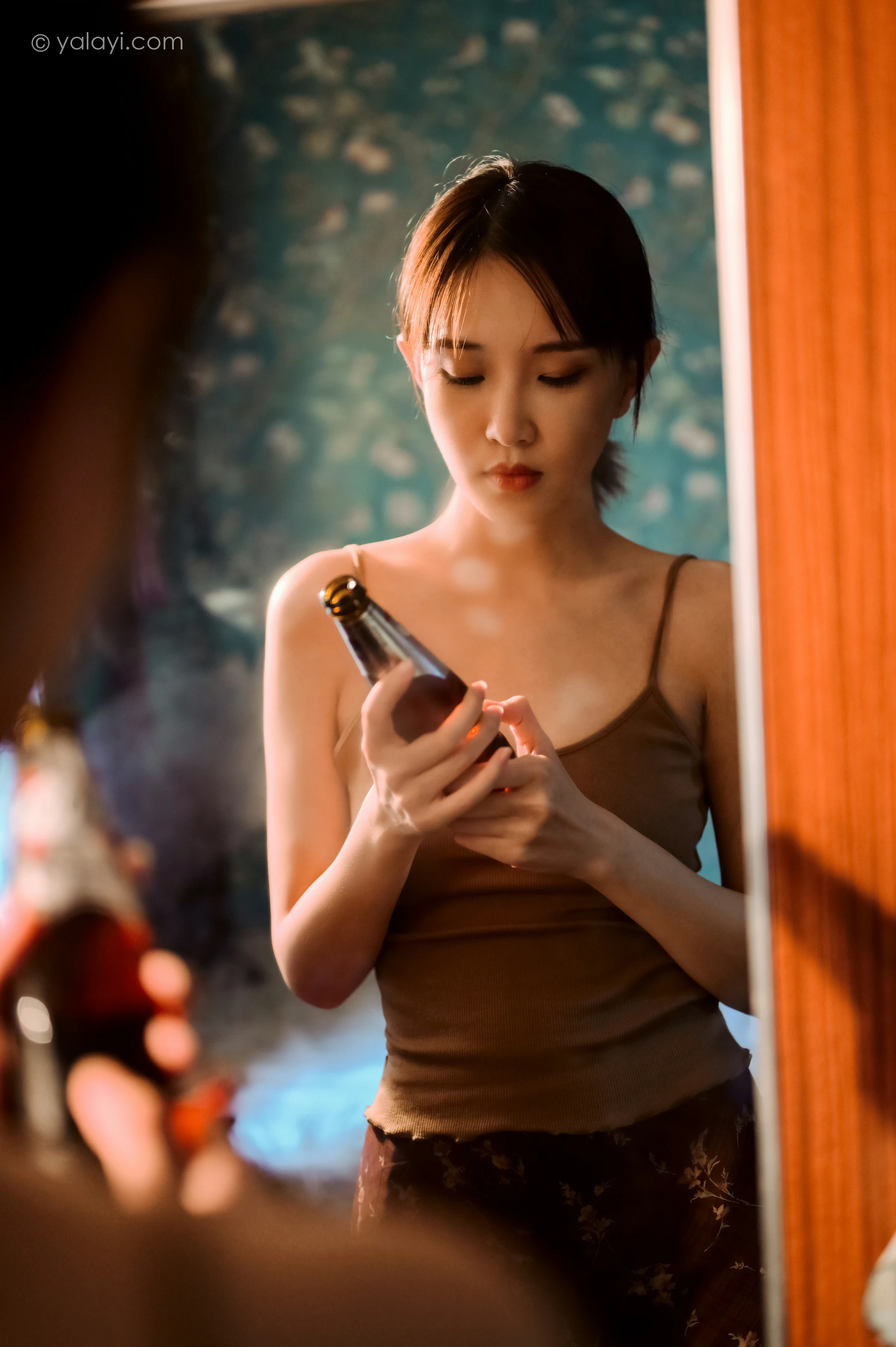 [YALAYI雅拉伊]NO.689 《黯然》 妍妍 橙色性感小背心加棕色短裙性感私房写真集第4张