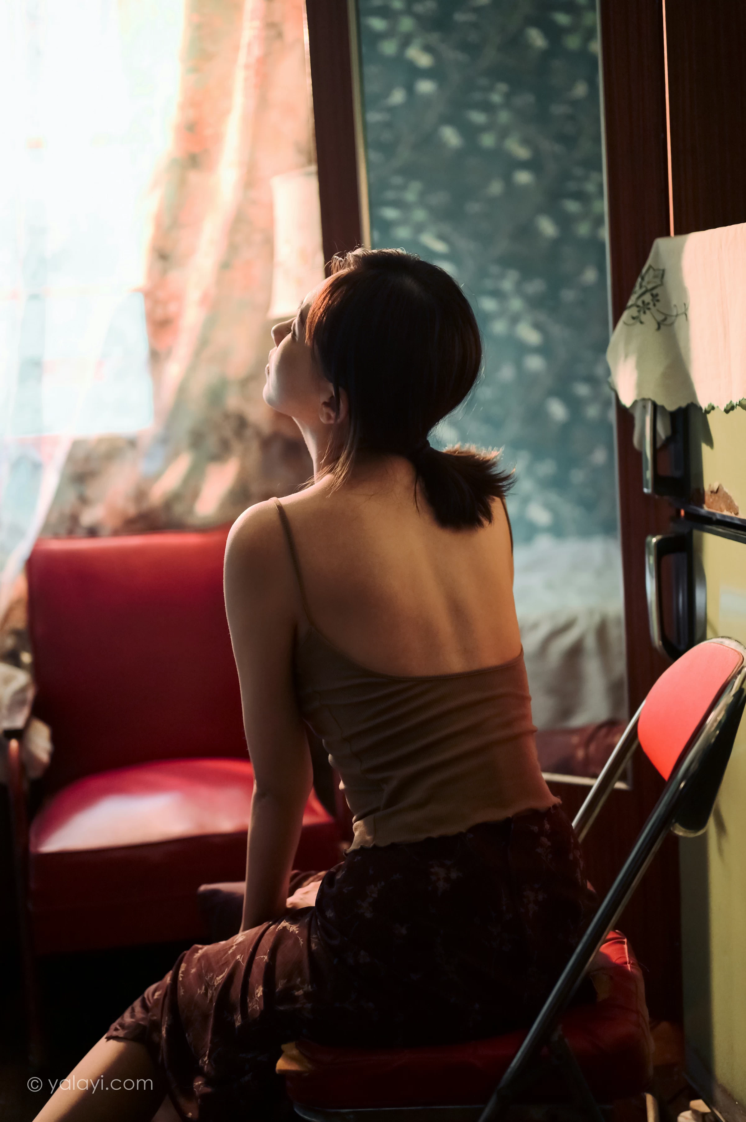 [YALAYI雅拉伊]NO.689 《黯然》 妍妍 橙色性感小背心加棕色短裙性感私房写真集第8张