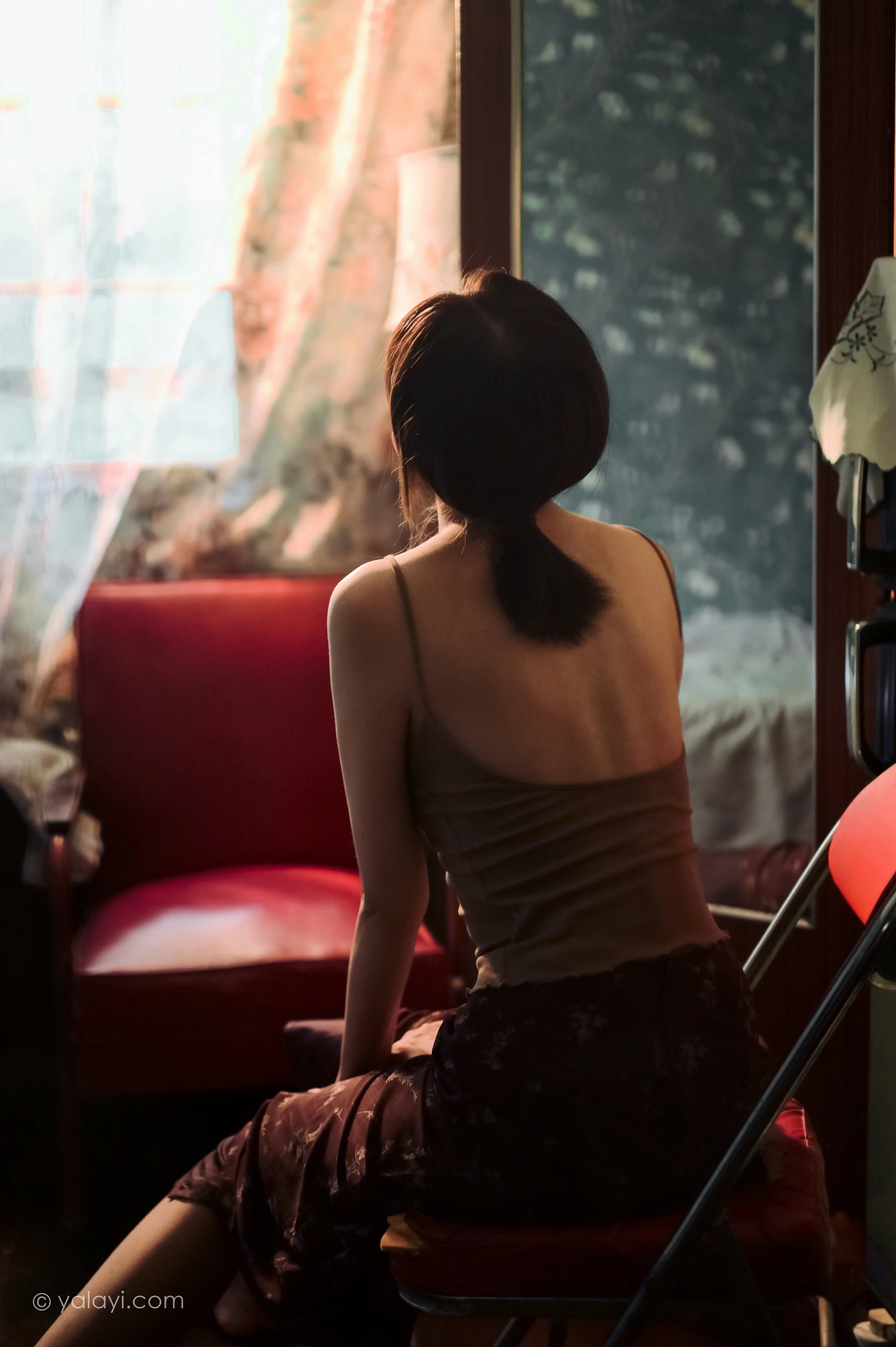 [YALAYI雅拉伊]NO.689 《黯然》 妍妍 橙色性感小背心加棕色短裙性感私房写真集第8张