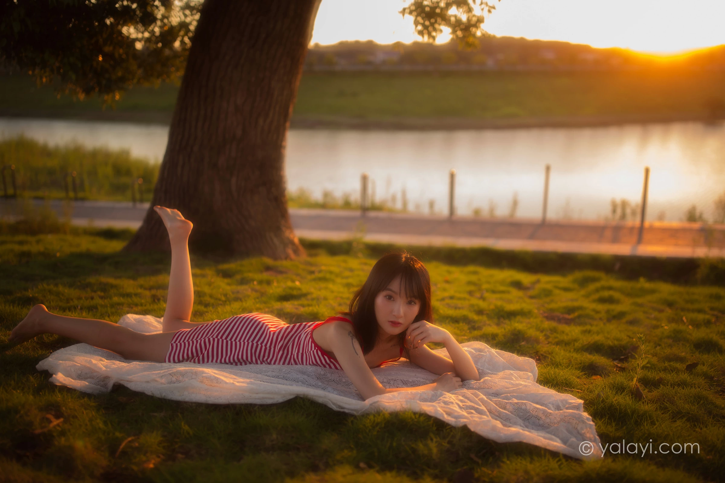 [YALAYI雅拉伊]NO.690 《红了》 落落 红色吊带连衣裙写真第1张