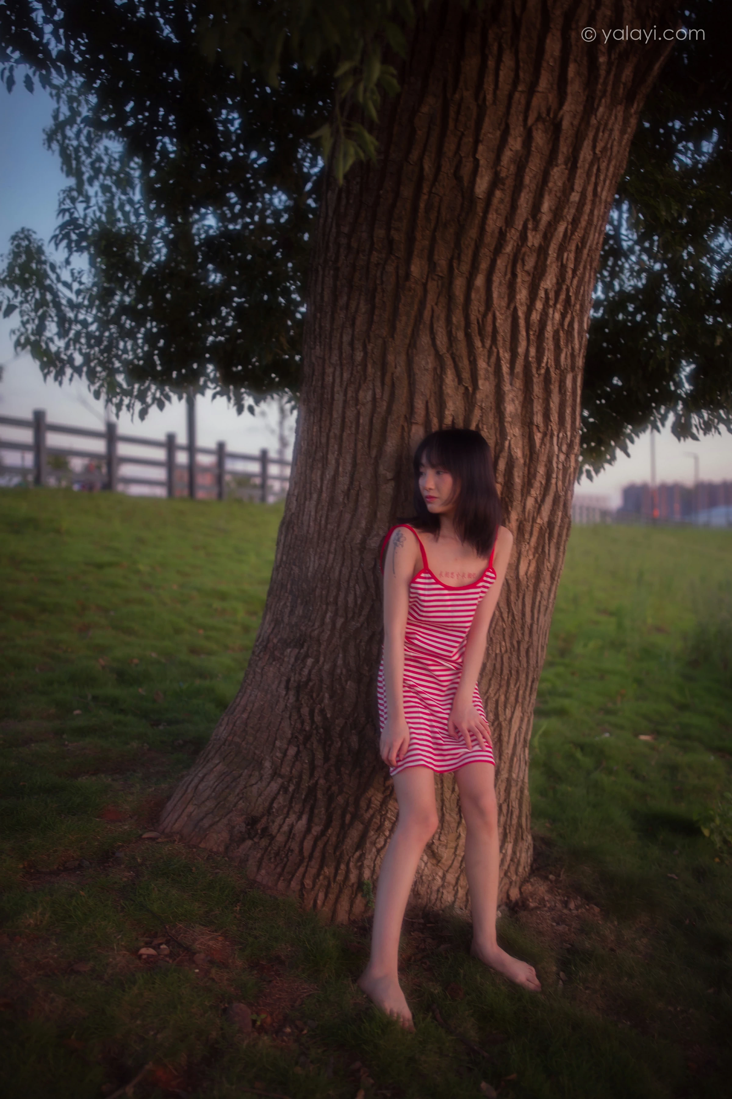 [YALAYI雅拉伊]NO.690 《红了》 落落 红色吊带连衣裙写真第11张
