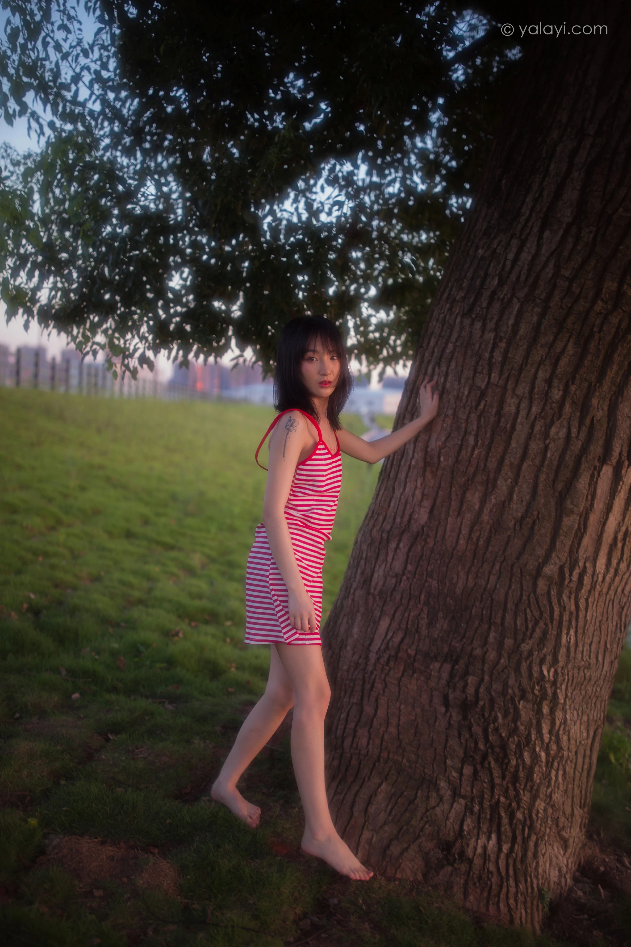 [YALAYI雅拉伊]NO.690 《红了》 落落 红色吊带连衣裙写真第10张