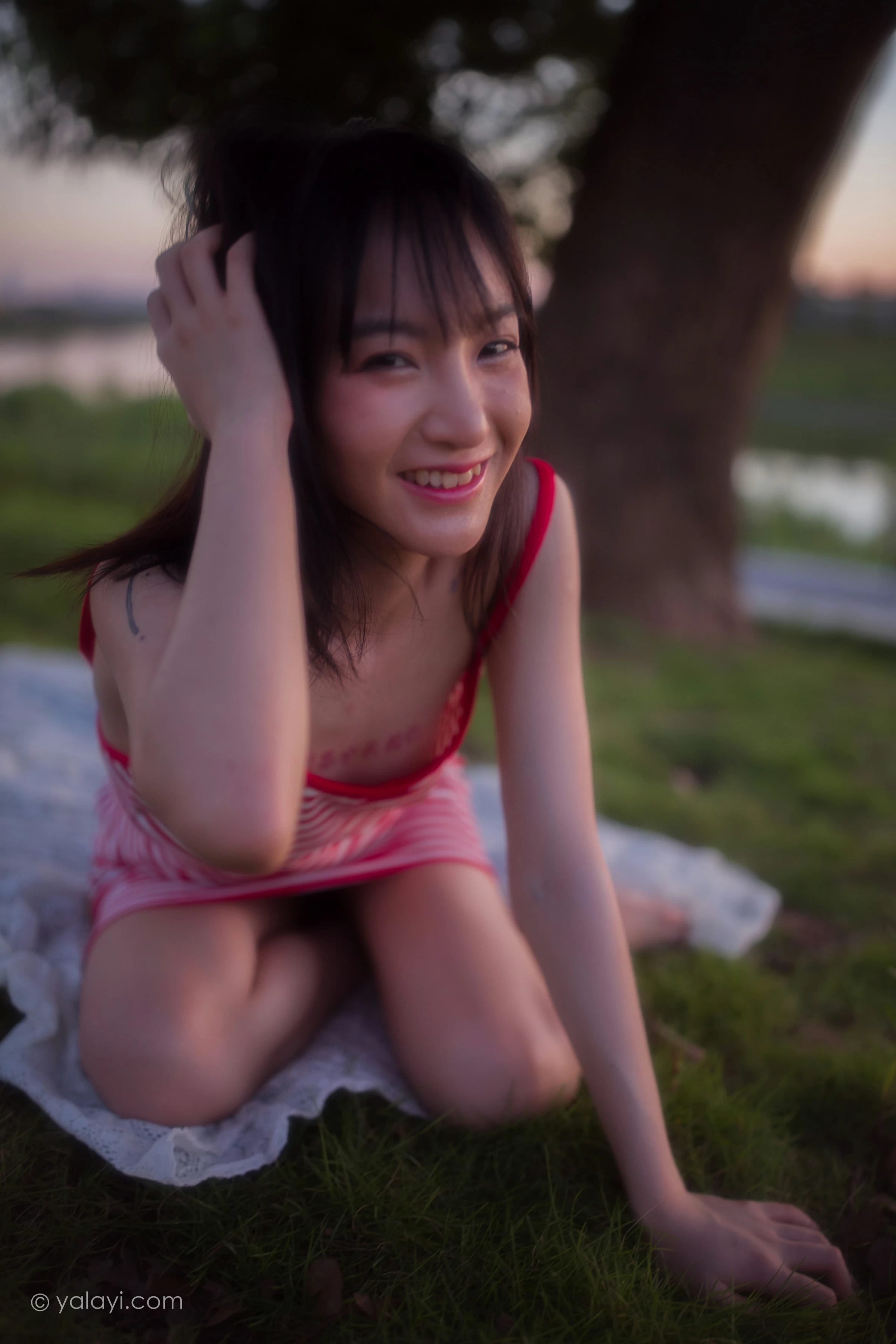 [YALAYI雅拉伊]NO.690 《红了》 落落 红色吊带连衣裙写真第14张